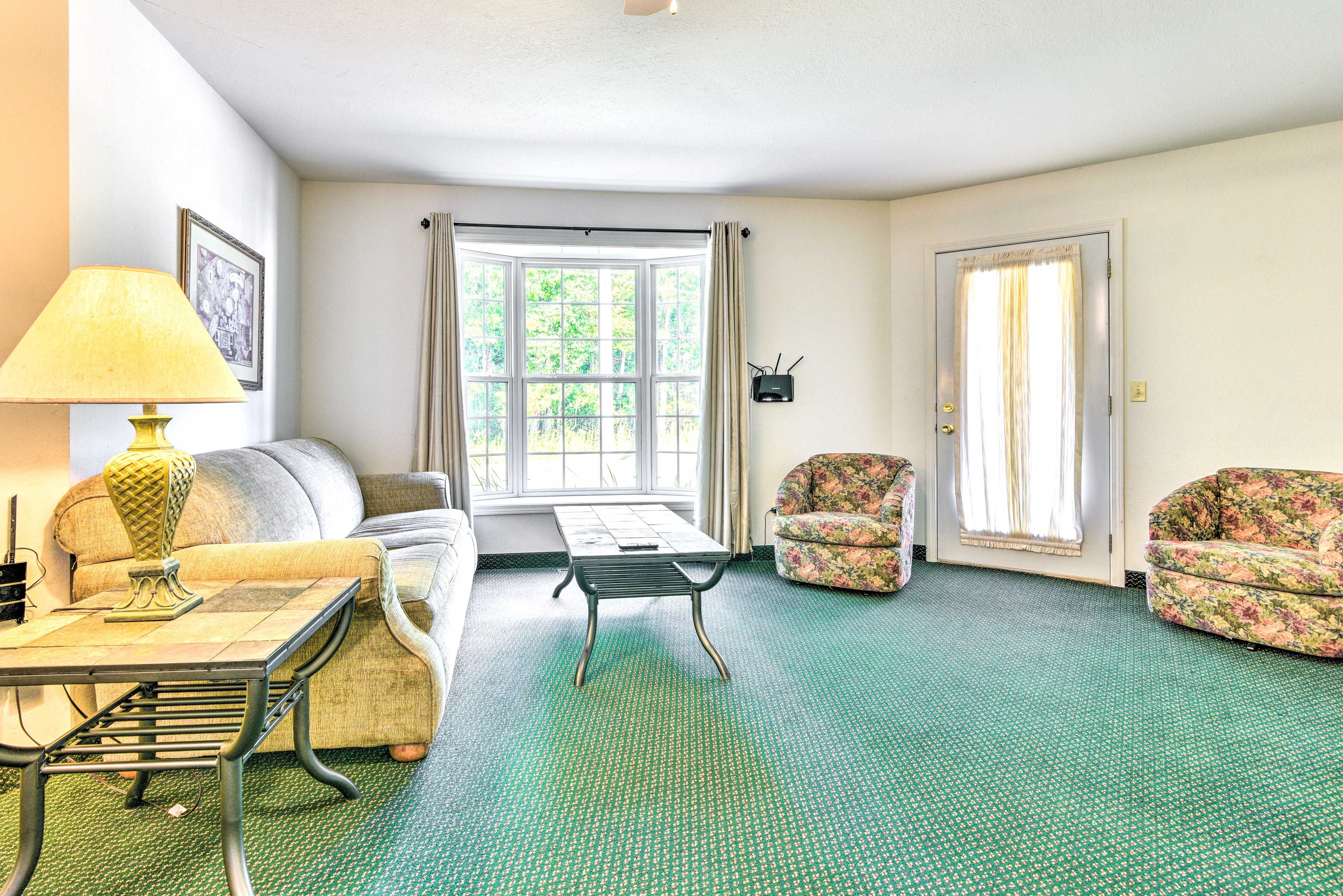 Living Room | Free WiFi | Smart TVs | Central A/C & Heating