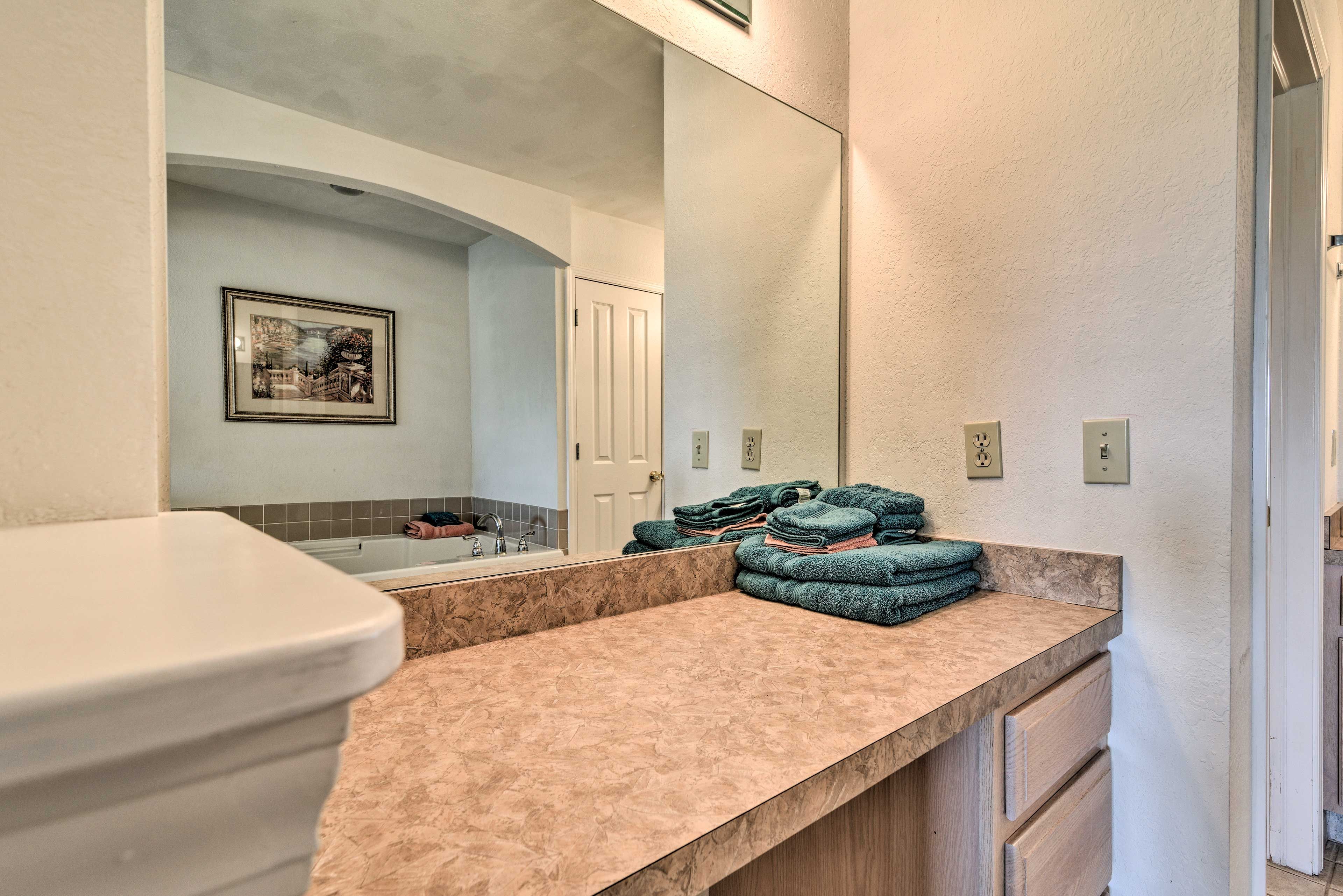 Full Bathroom | Complimentary Toiletries | Hair Dryers | Jetted Tub