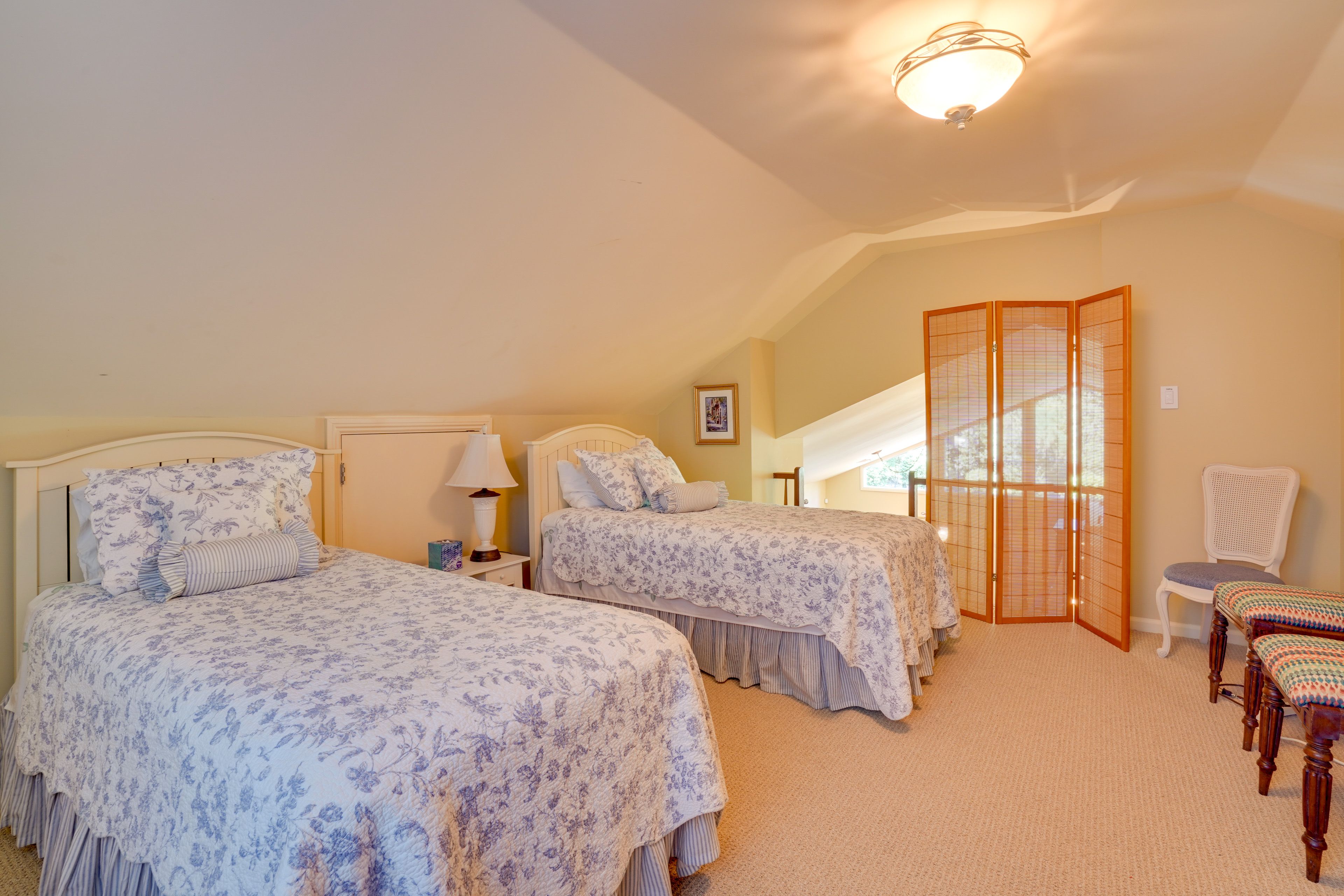 Loft | 2 Twin Beds | Ladder to Access