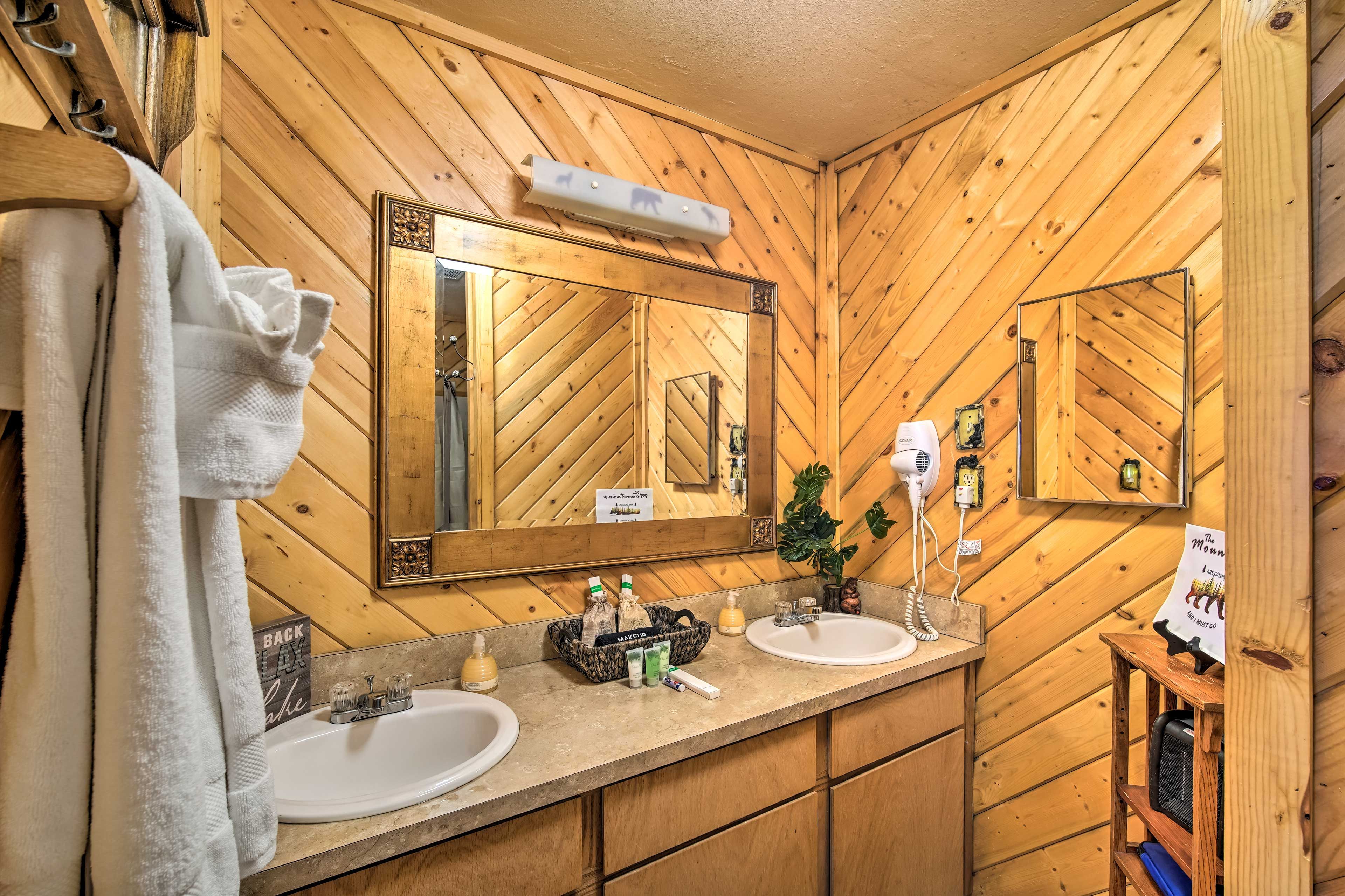Full Bathroom | Towels Provided | Complimentary Toiletries