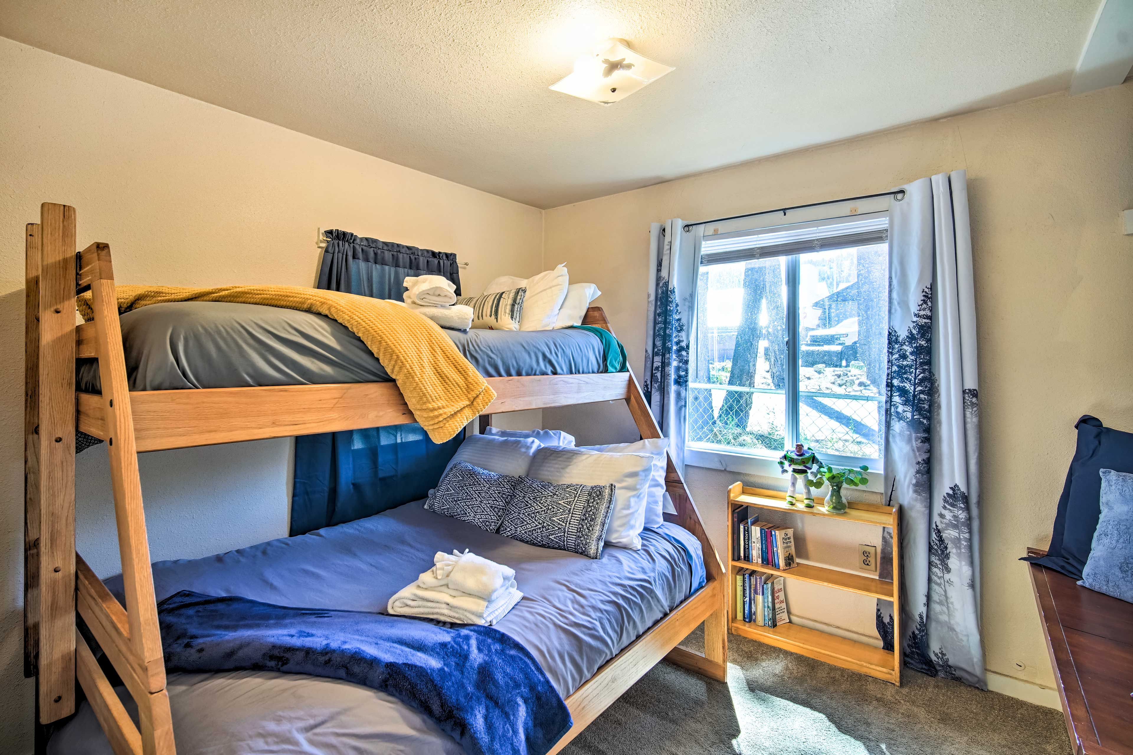 Bedroom 2 | Twin/Full Bunk Bed