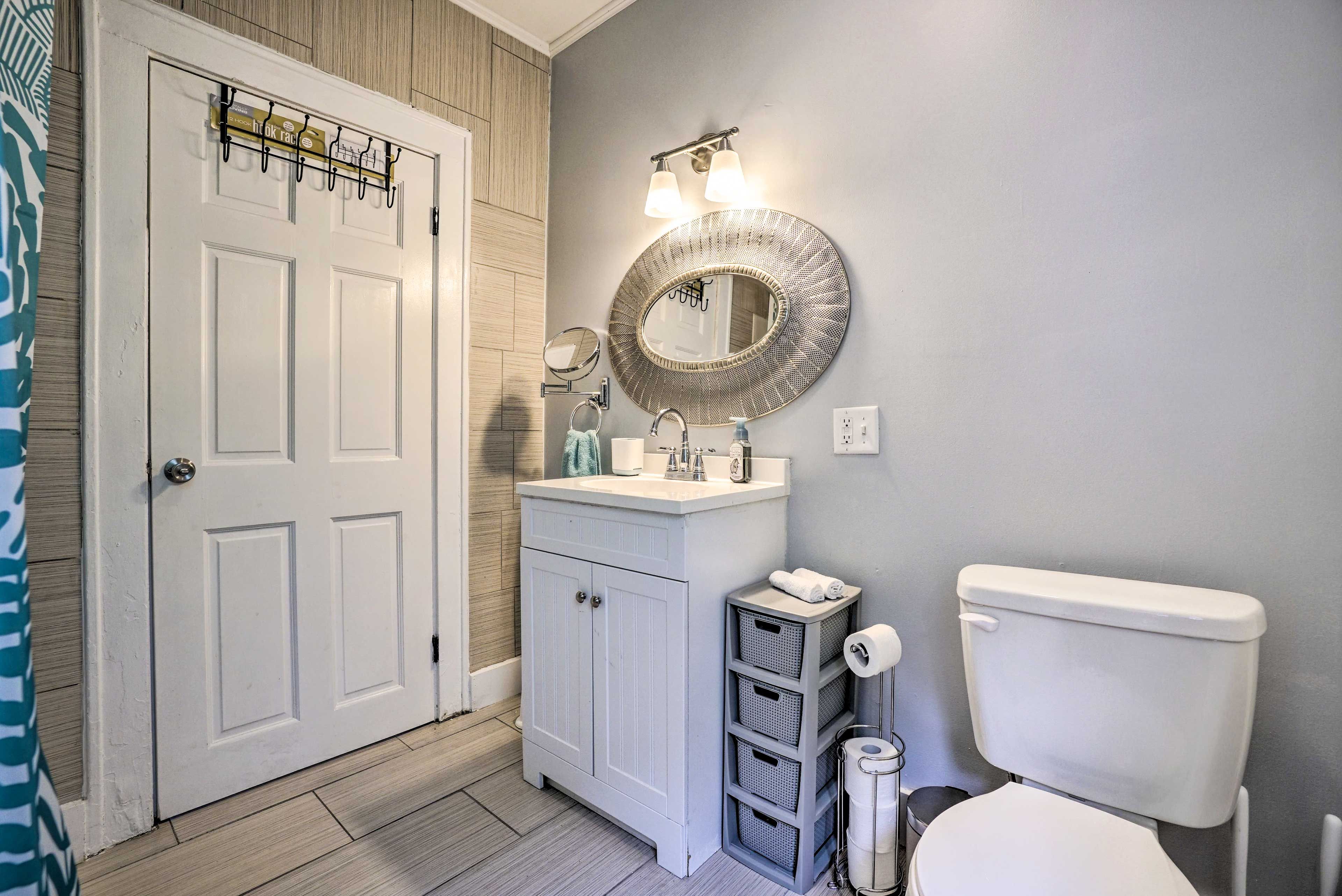 Full Bathroom | Complimentary Toiletries | 2nd Floor