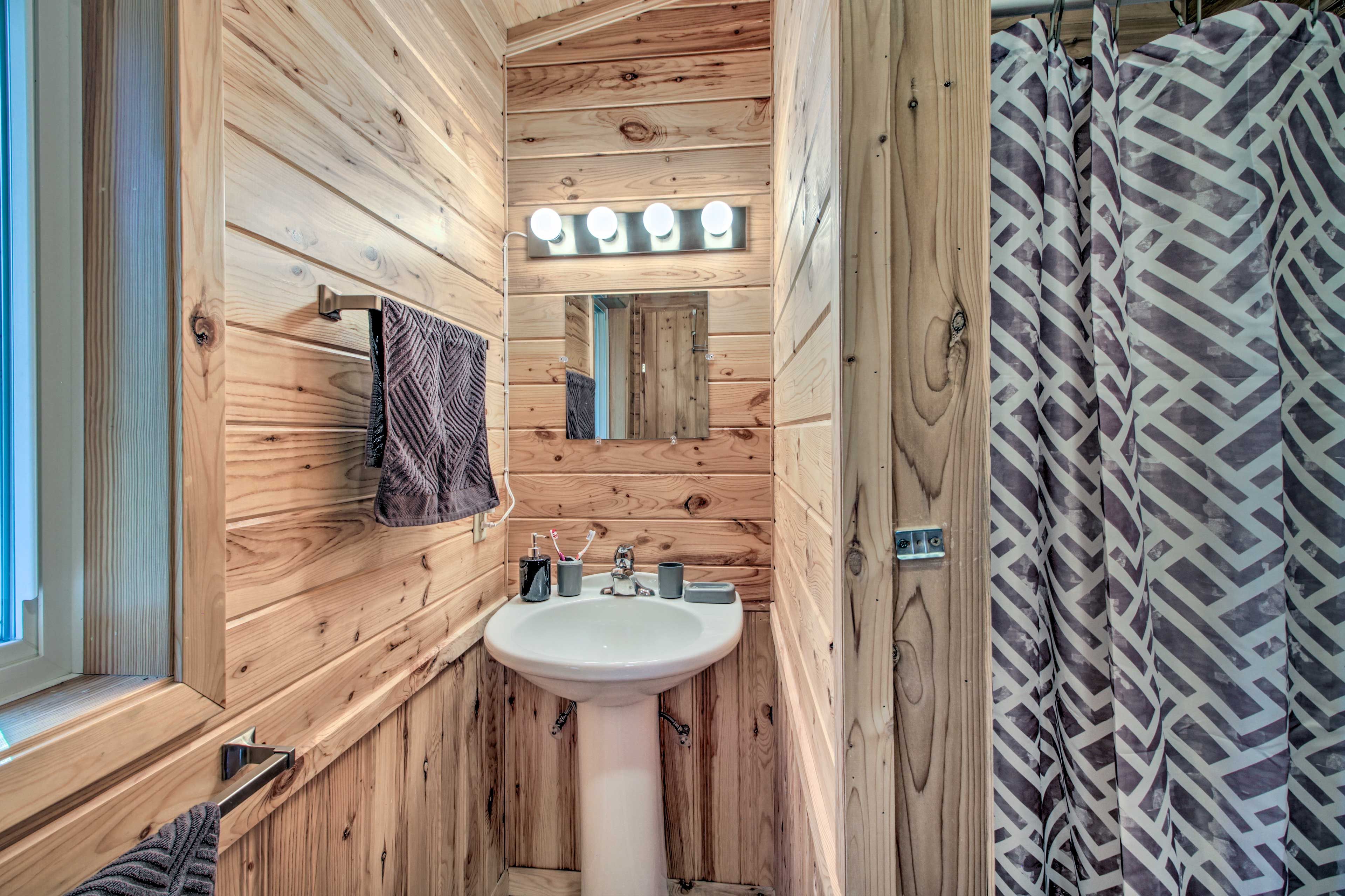 Full Bathroom | 2nd Floor | Towels Provided