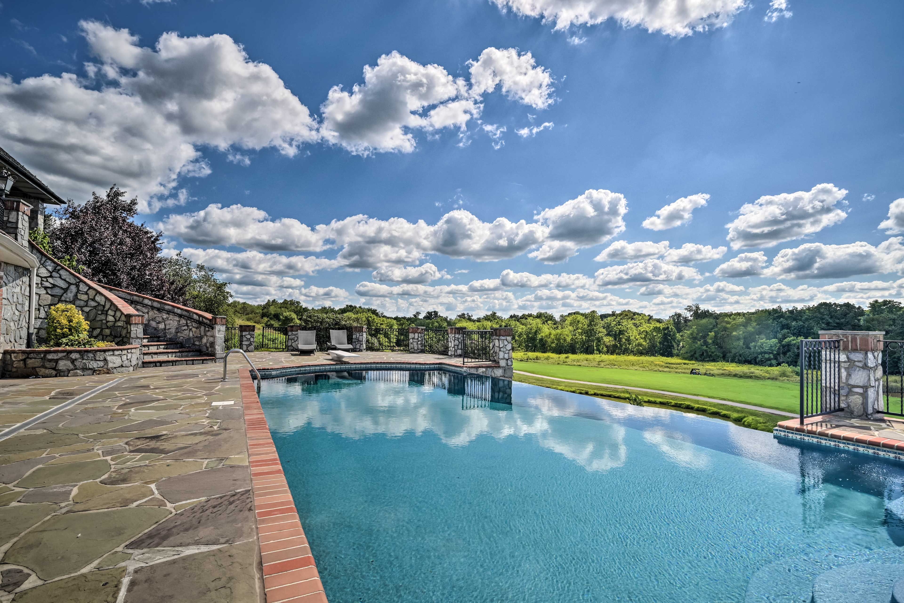 Seasonal Infinity Pool (Memorial Day-Labor Day, Not Heated)