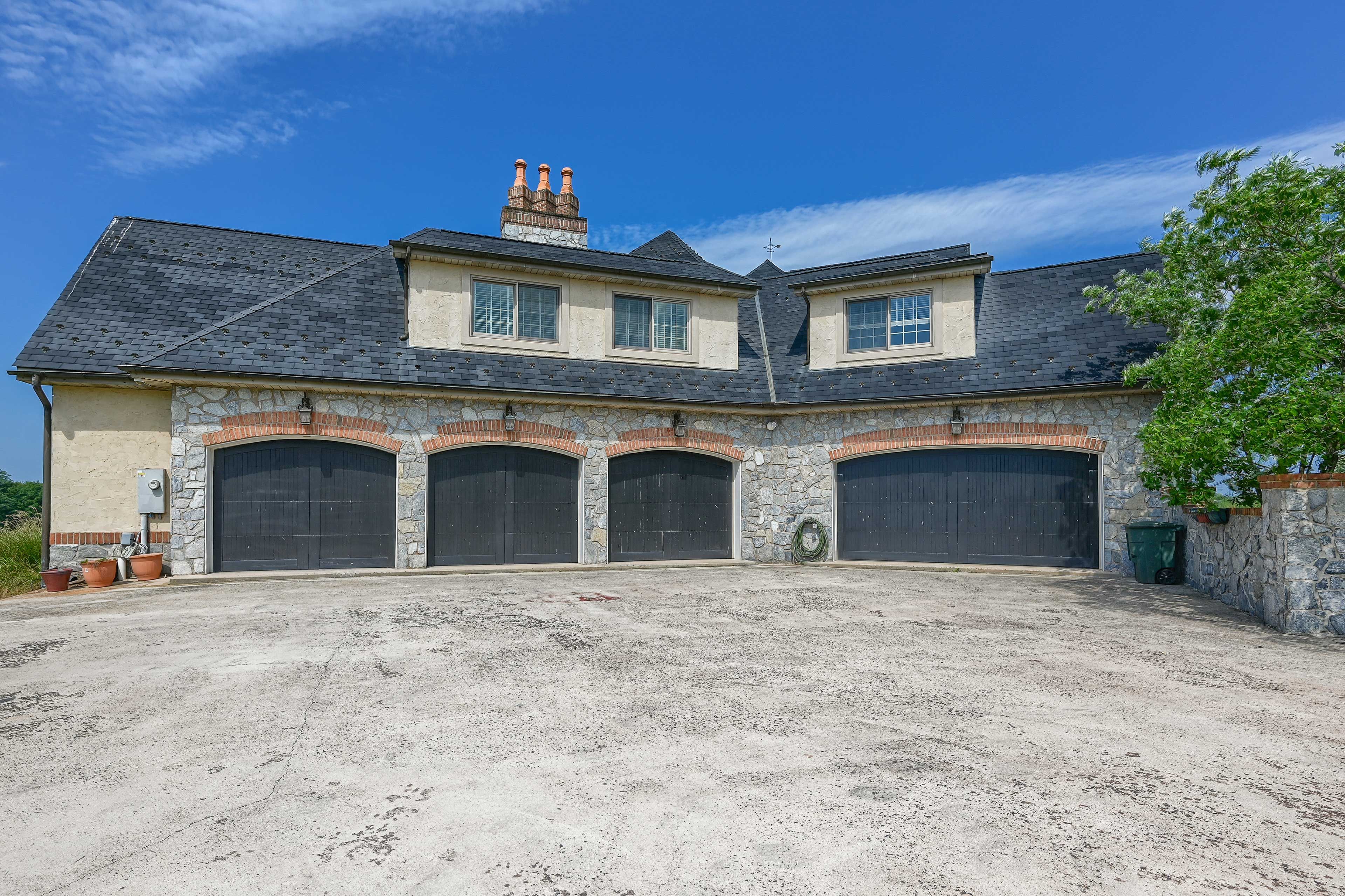 Parking | Garage (3 Vehicles) | Driveway (5 Vehicles)