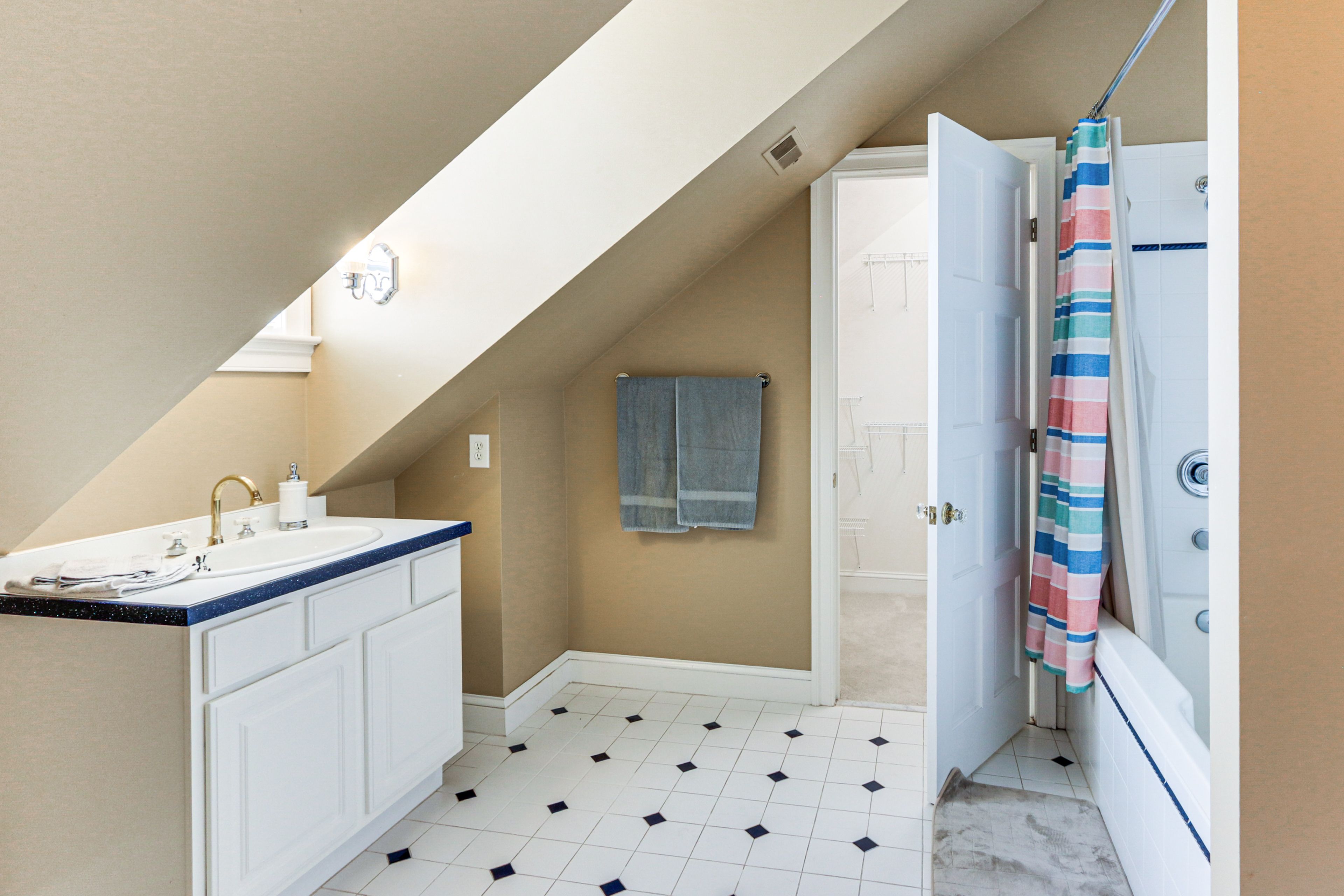 Full Bathroom | 2nd Floor