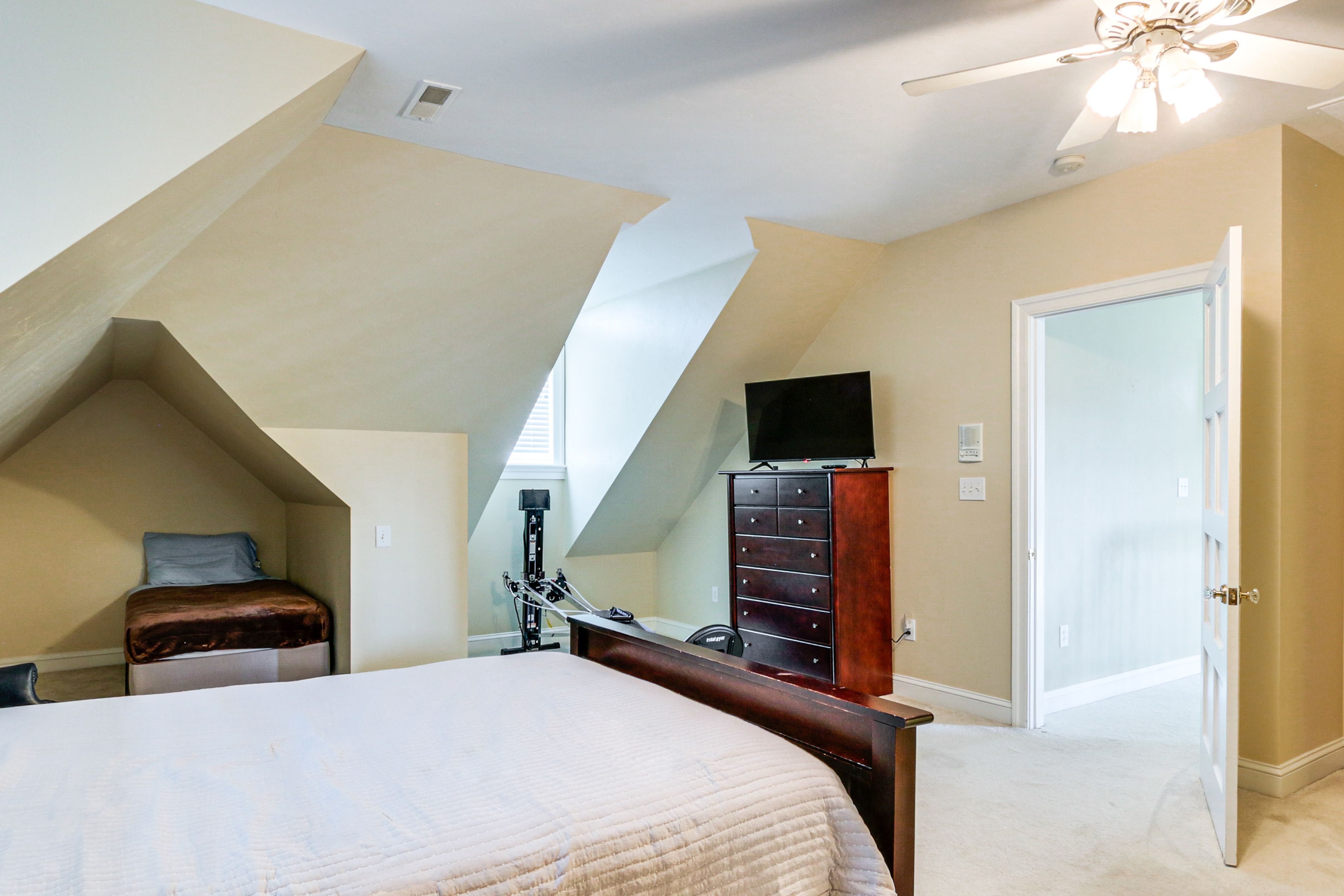 Bedroom 5 | 3rd Floor | Queen Bed