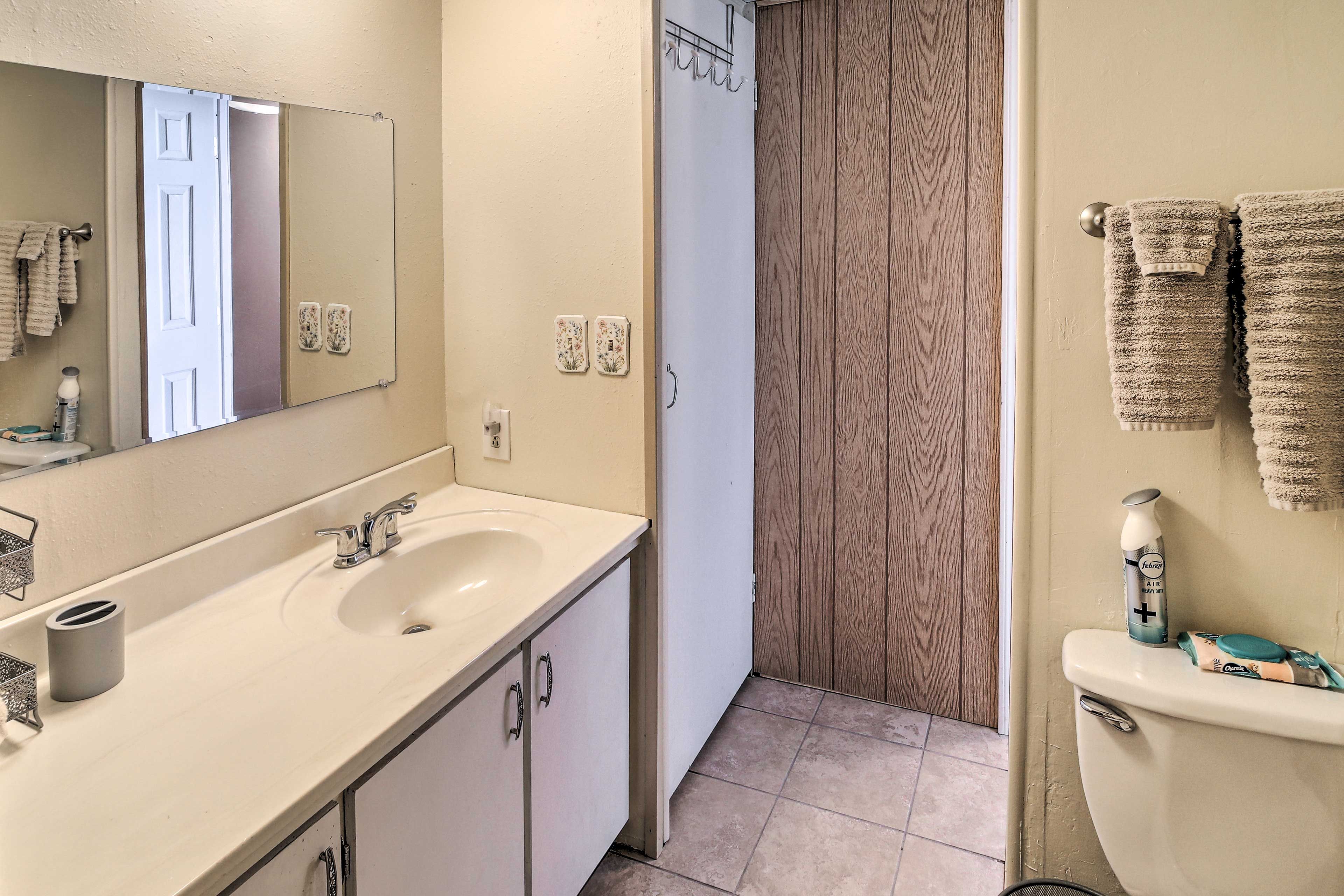 Full Bathroom | Towels Provided | Complimentary Toiletries