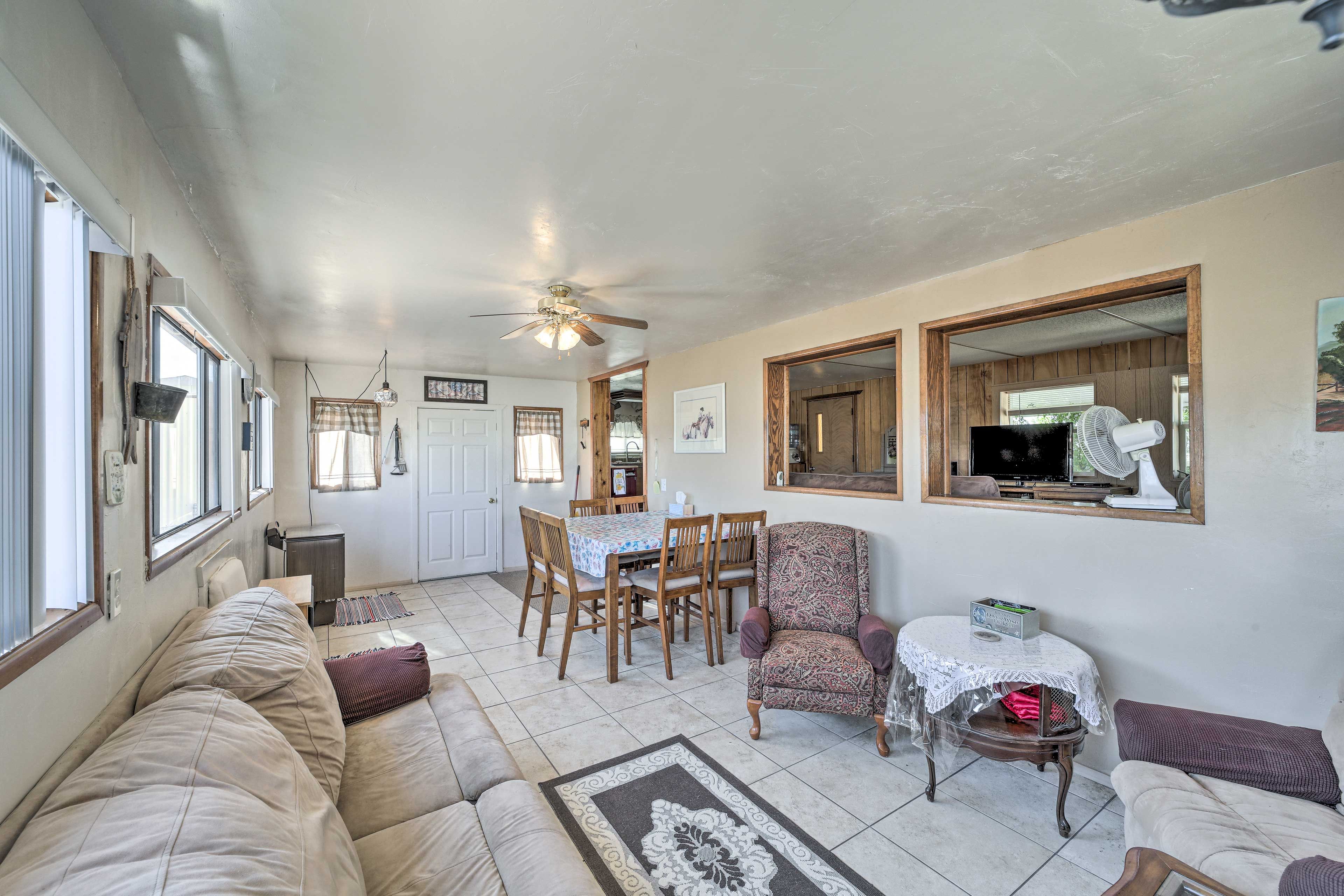 Arizona Room | Free WiFi | 2 Queen Sleeper Sofas