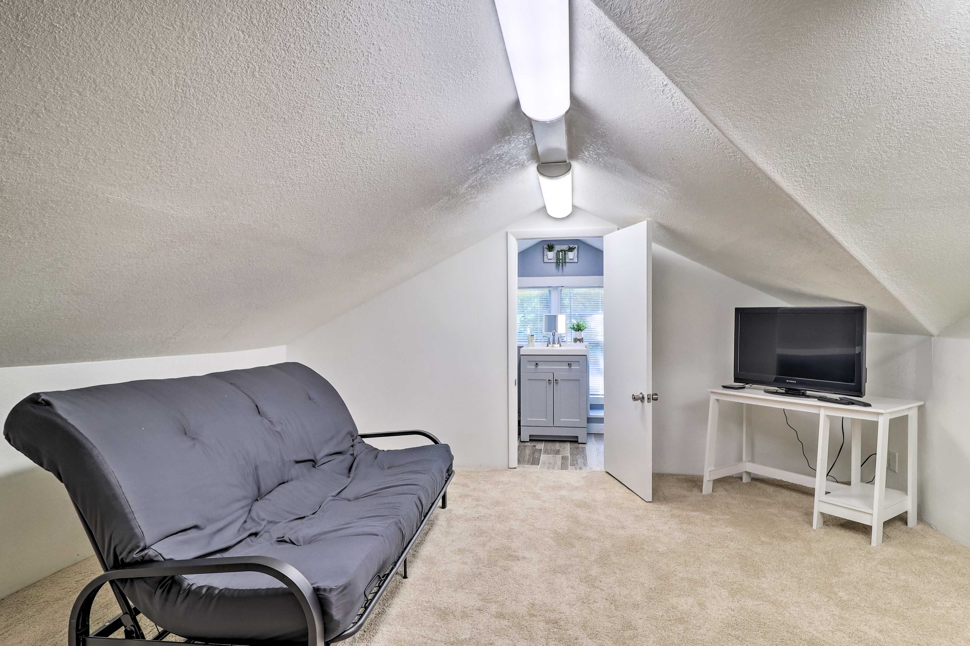 Loft | Futon | Queen Bed