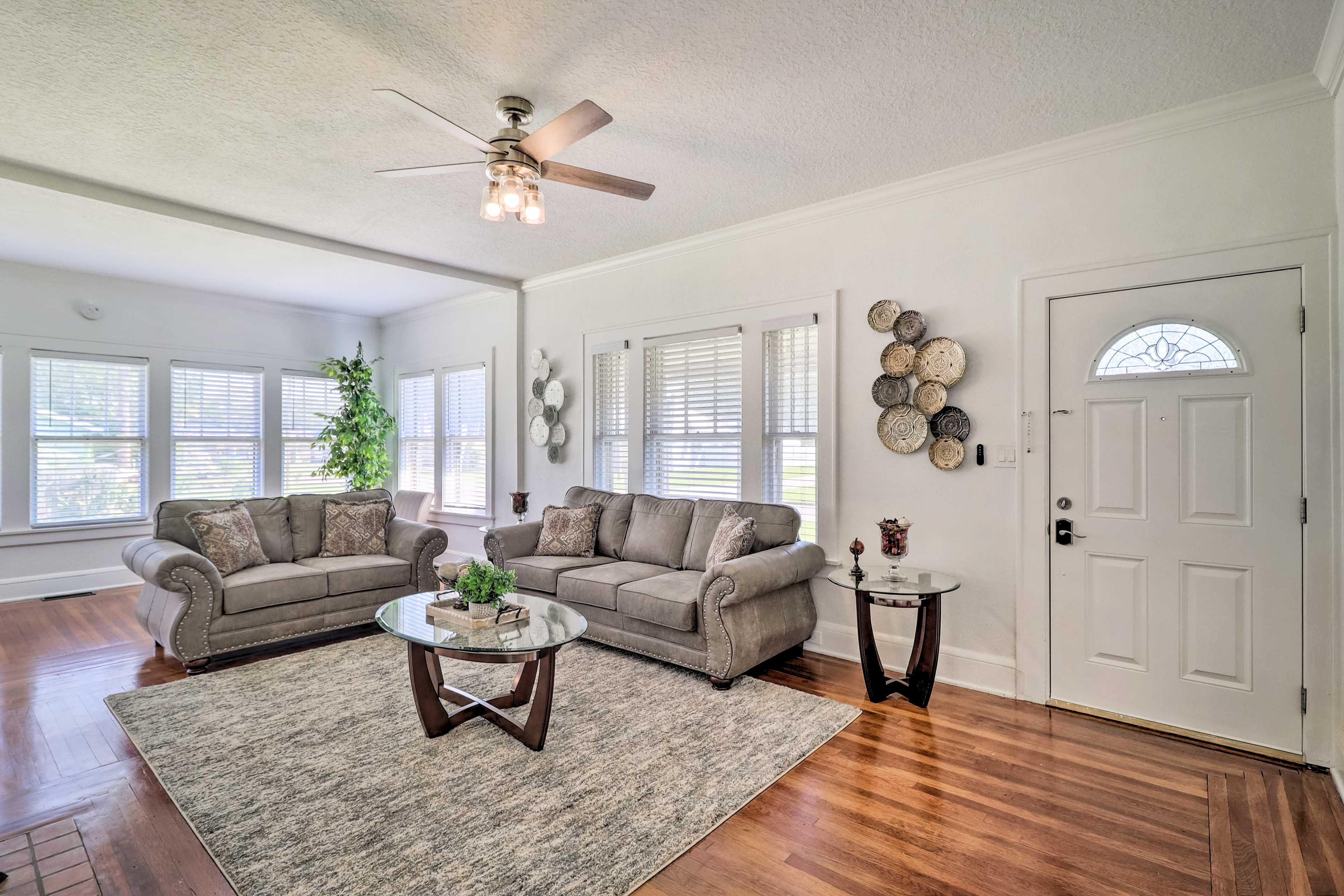 Living Room | Central A/C | Smart TV