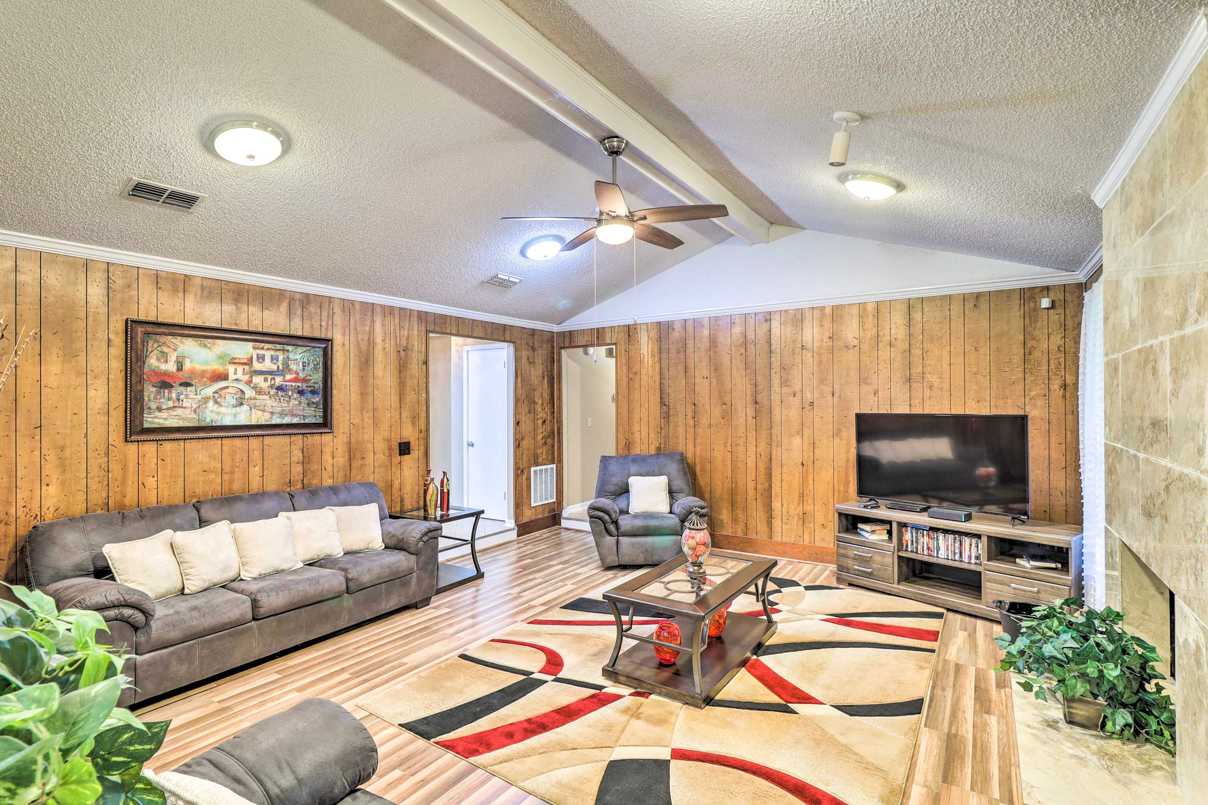 Living Room | Smart TV | Fireplace | Central A/C | 1,600 Sq Ft