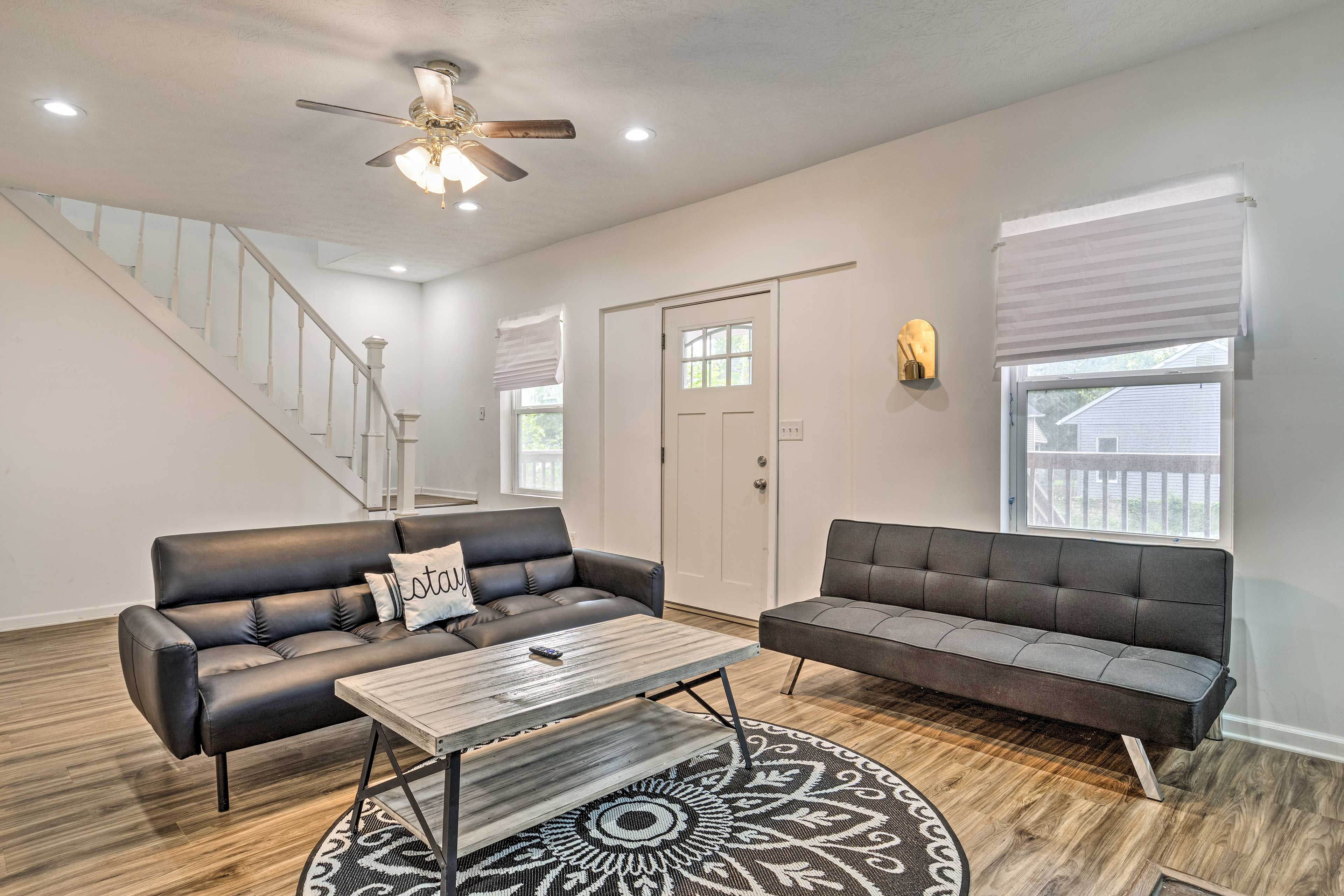 Living Room | Free WiFi | Central A/C | Smart TV