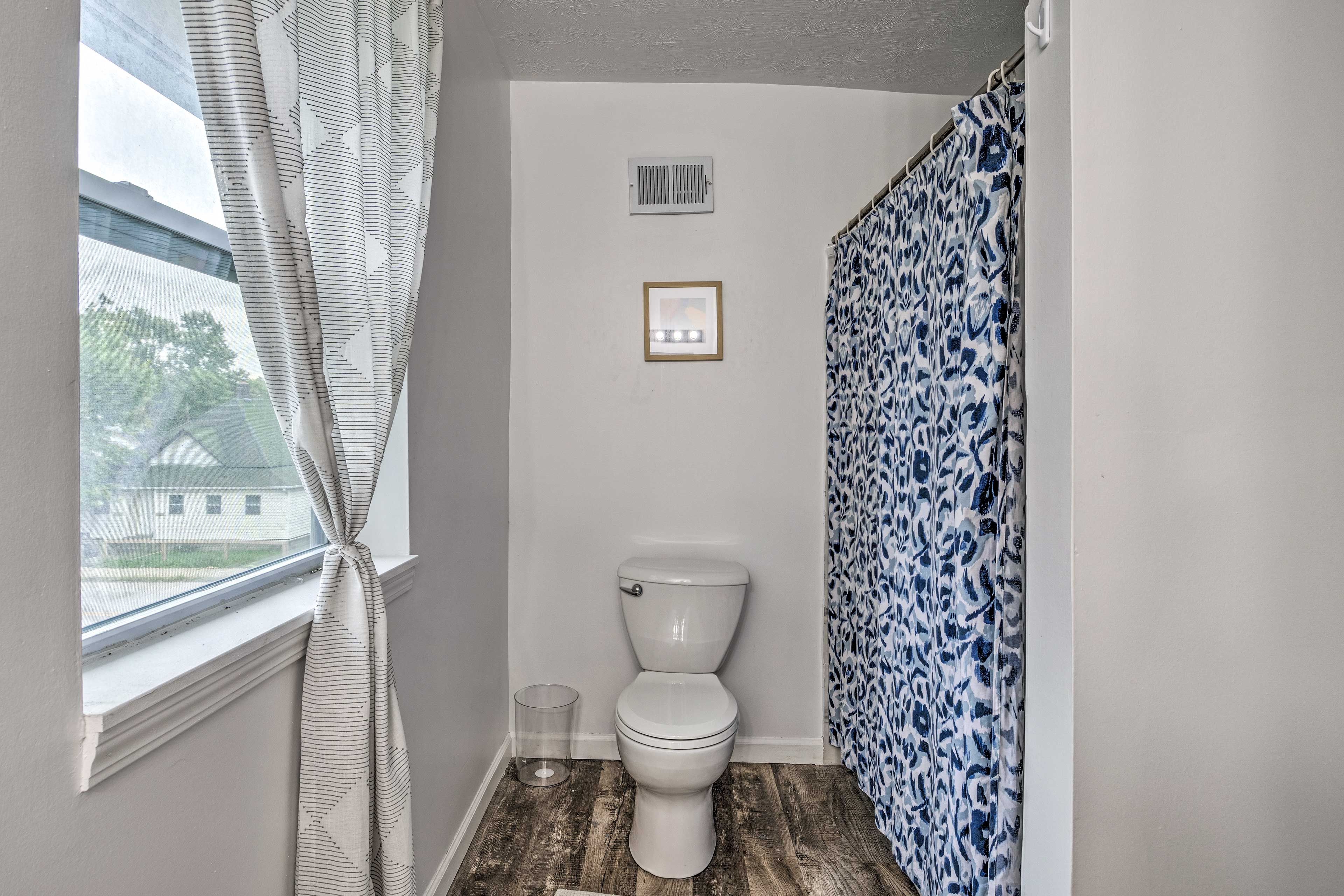 Bathroom | Complimentary Toiletries | Towels Provided