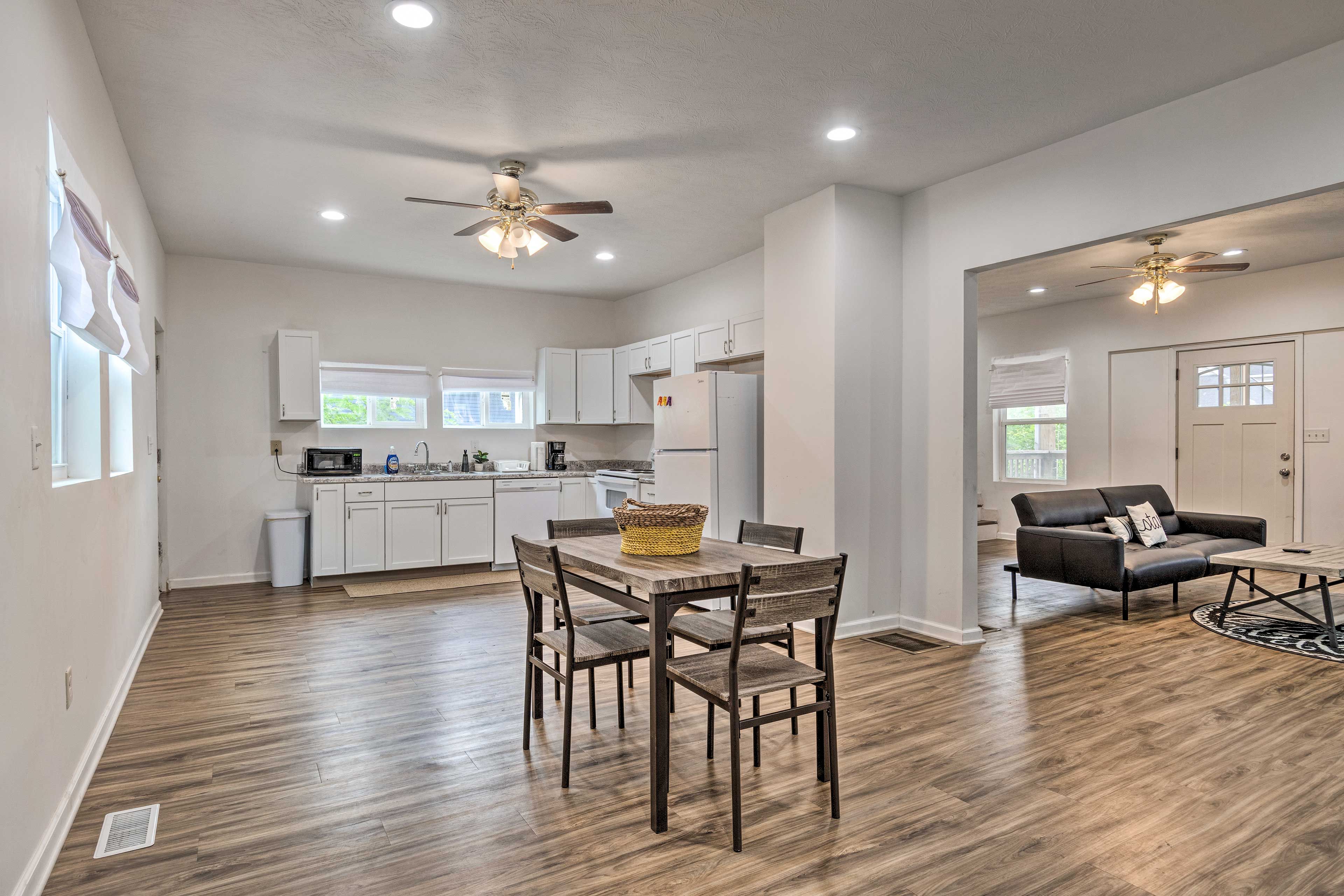 Dining Area | Dishware/Flatware Provided