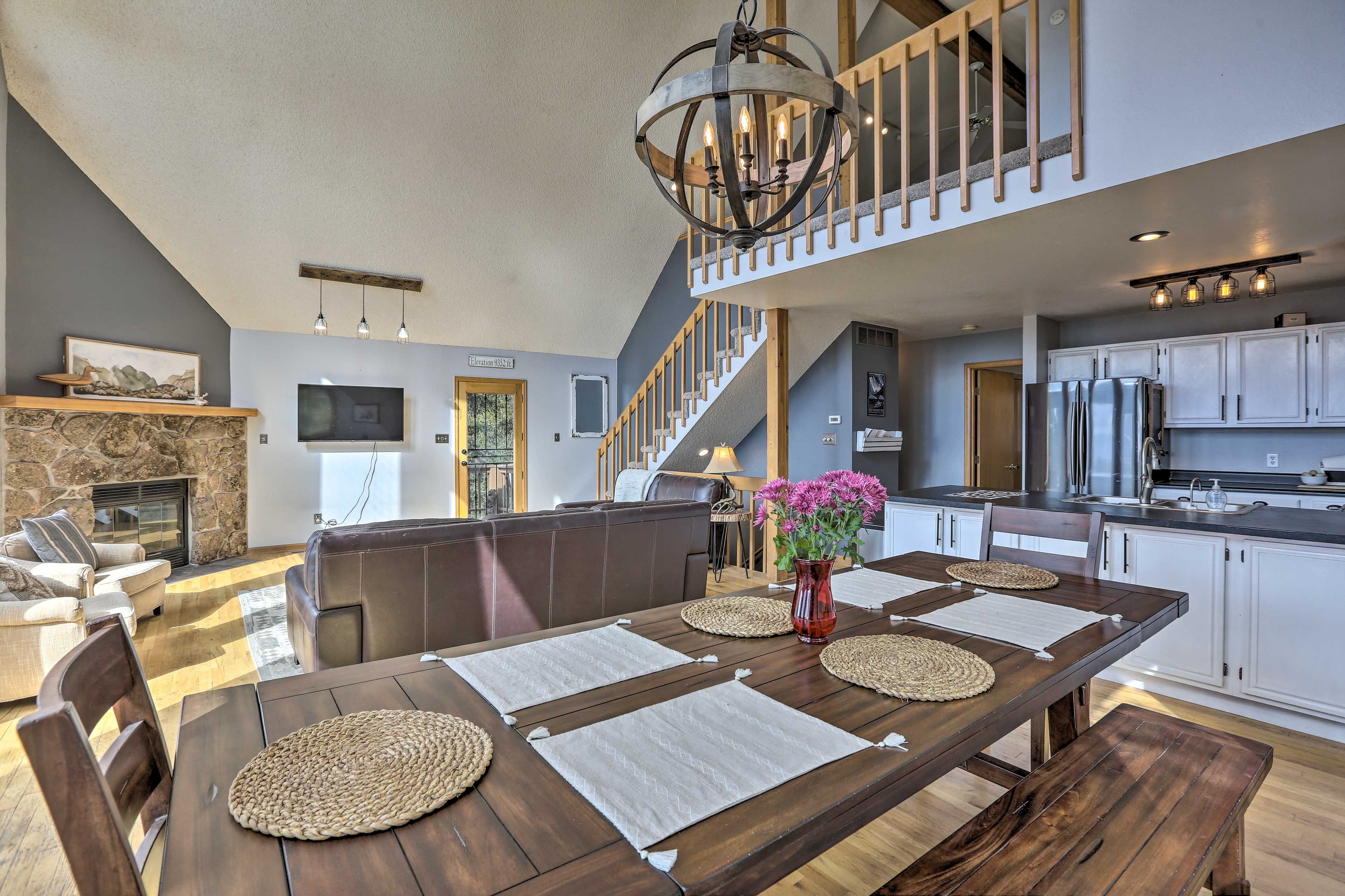 Dining Area | Dishware & Flatware Provided
