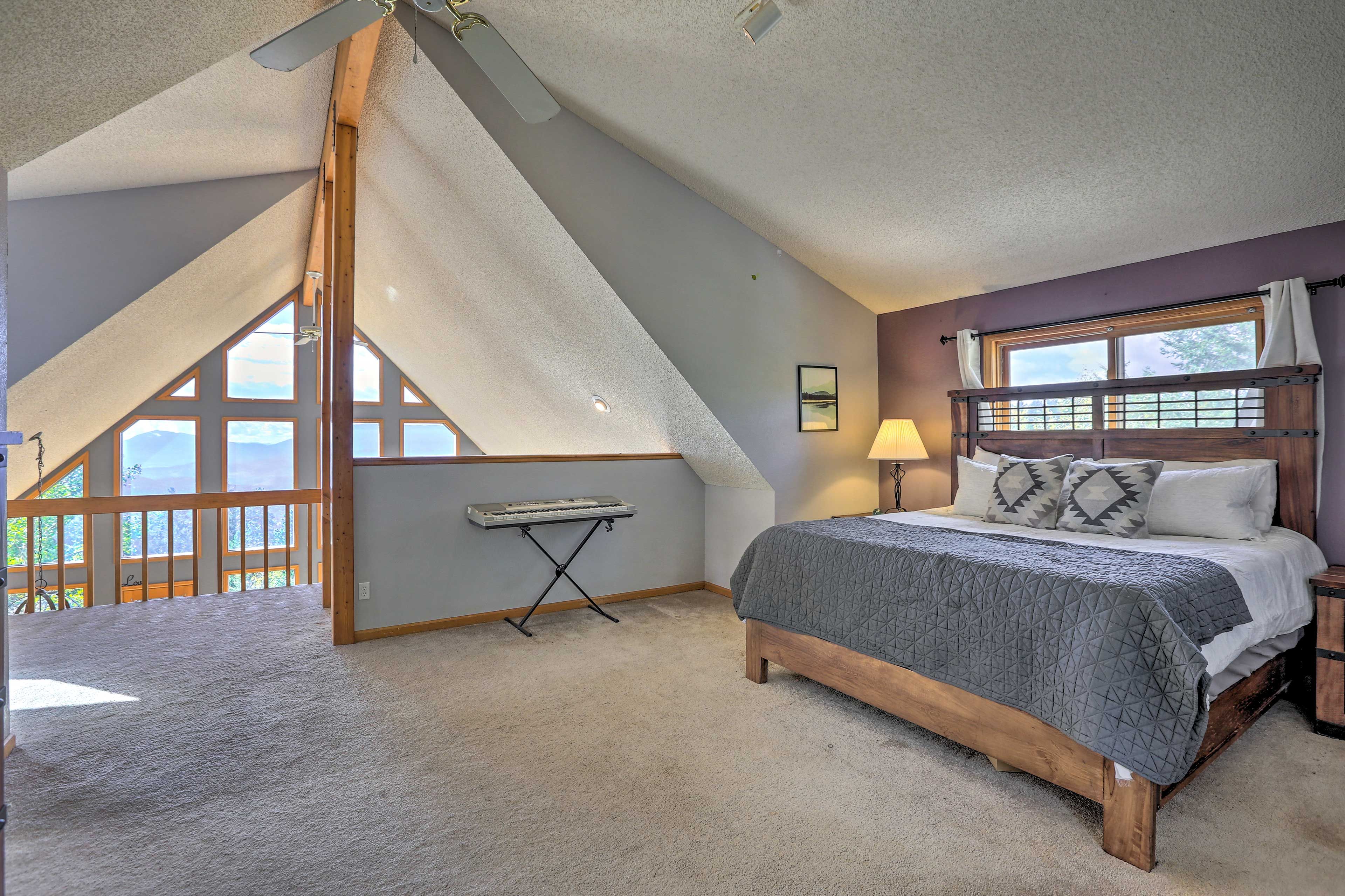 Bedroom 3 | Loft | King Bed | Twin Bed | Smart TV w/ Cable
