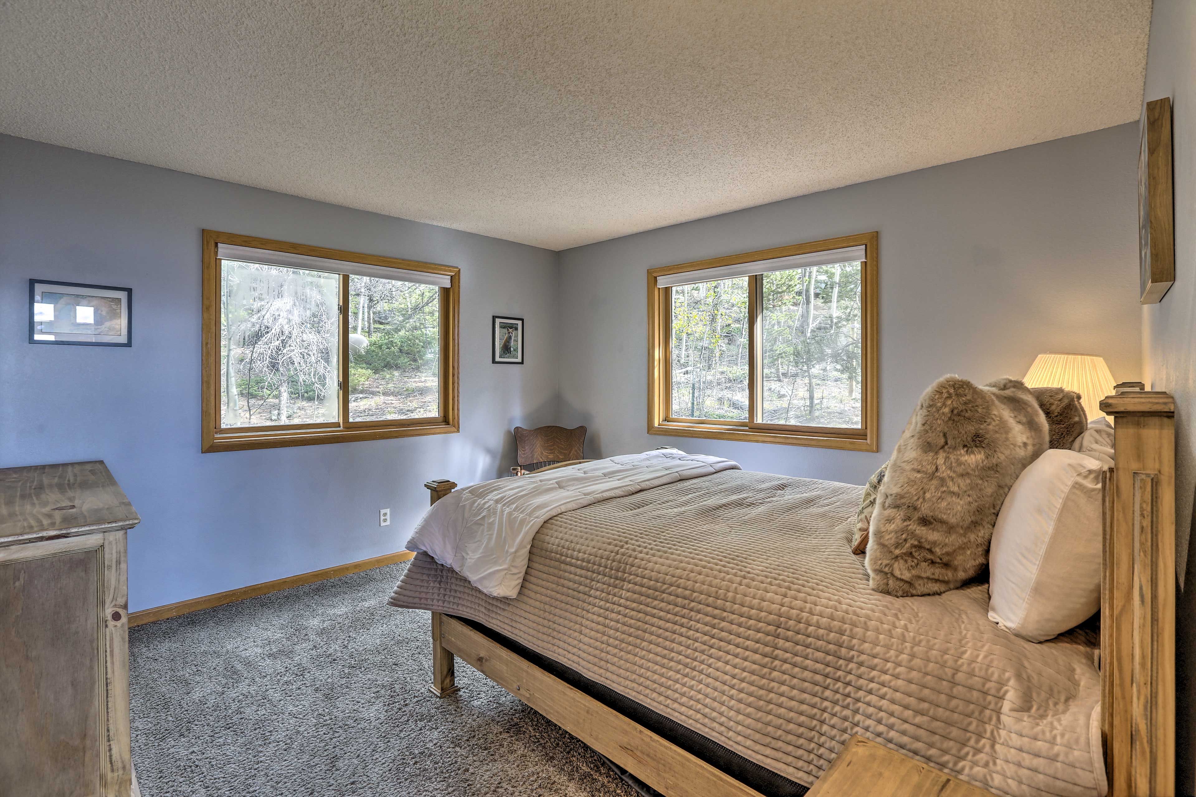 Bedroom 1 | Queen Bed