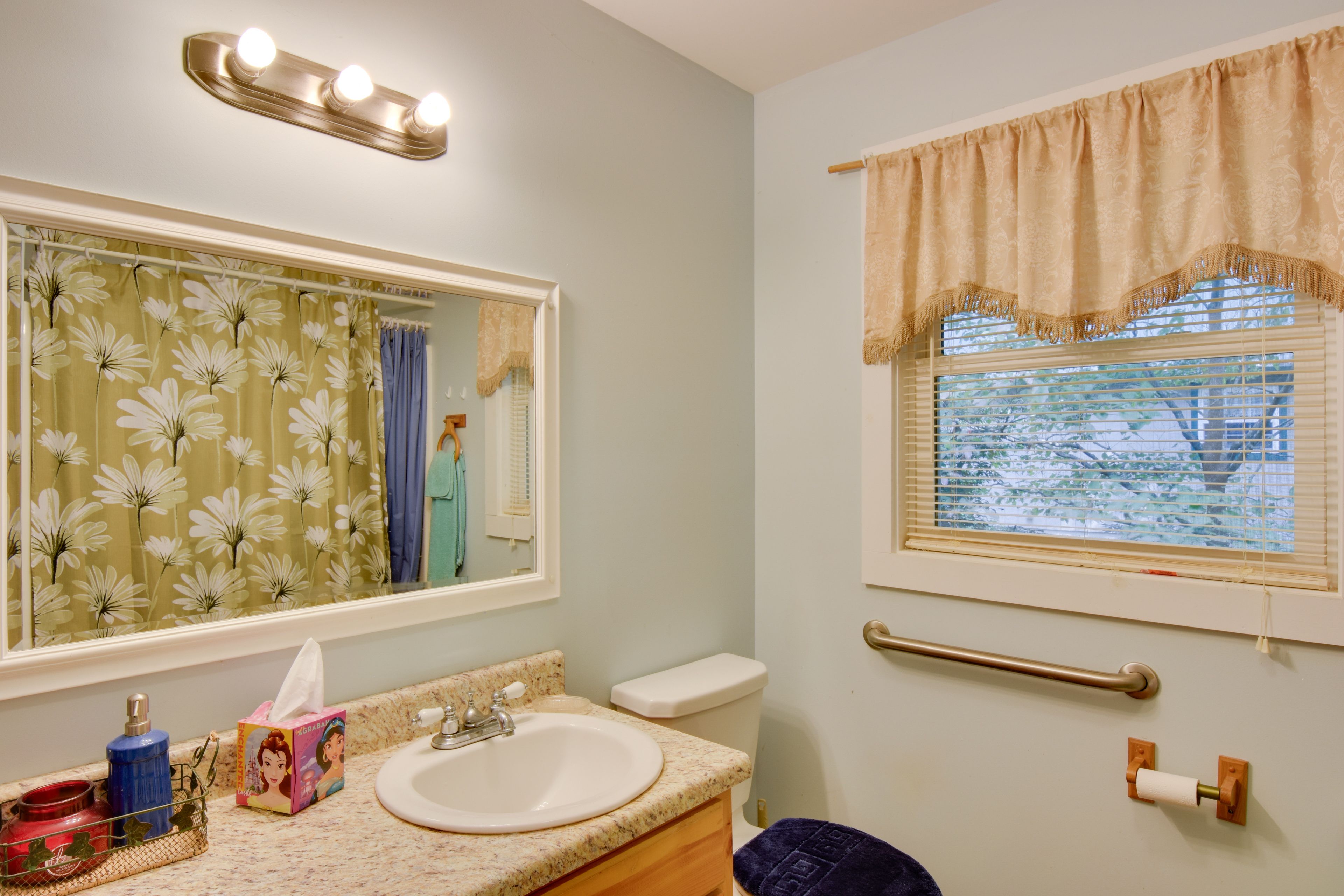 Full Bathroom | Complimentary Toiletries | Towels Provided