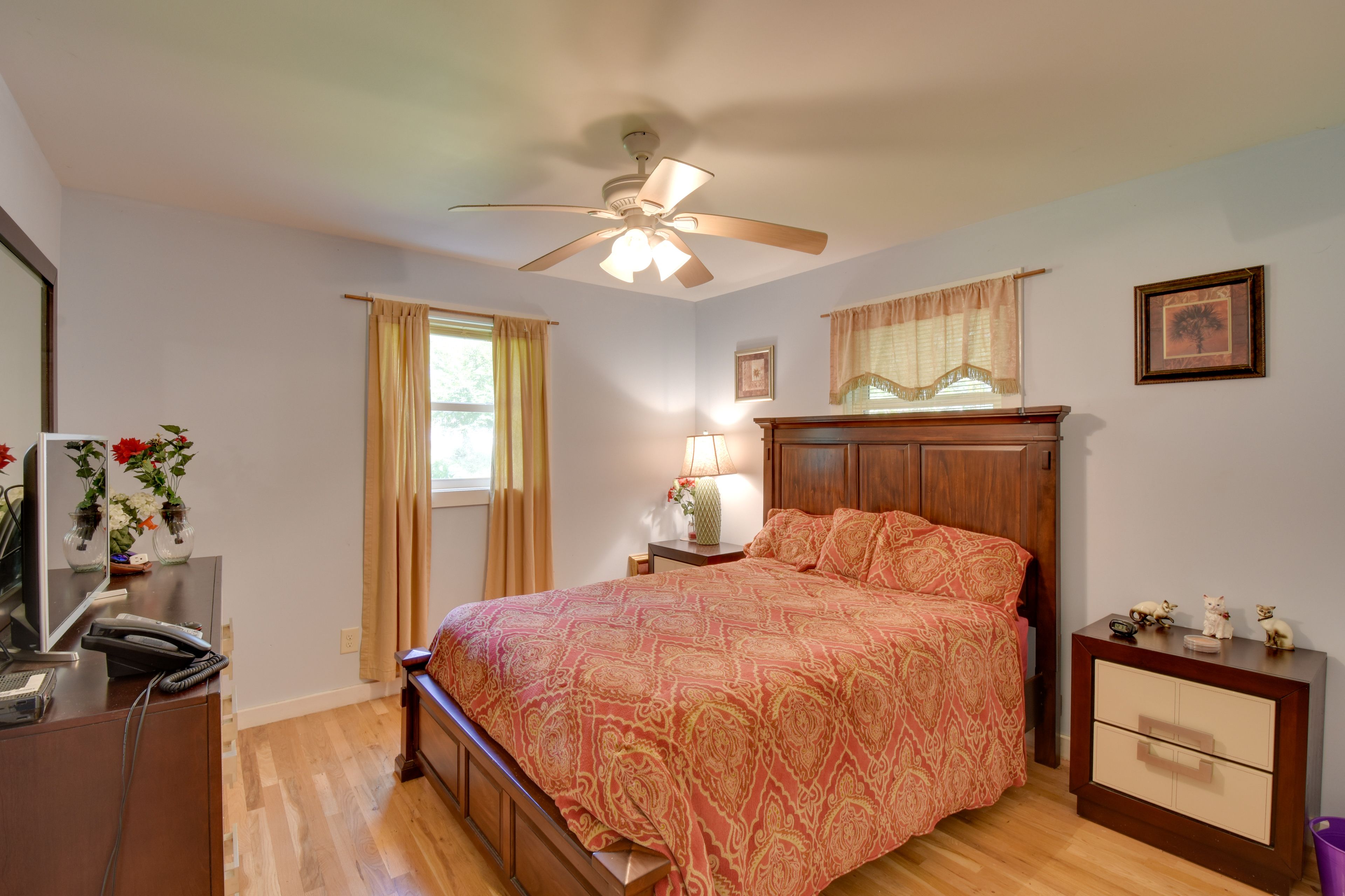Bedroom 1 | Queen Bed | Flat-Screen TV w/ Cable