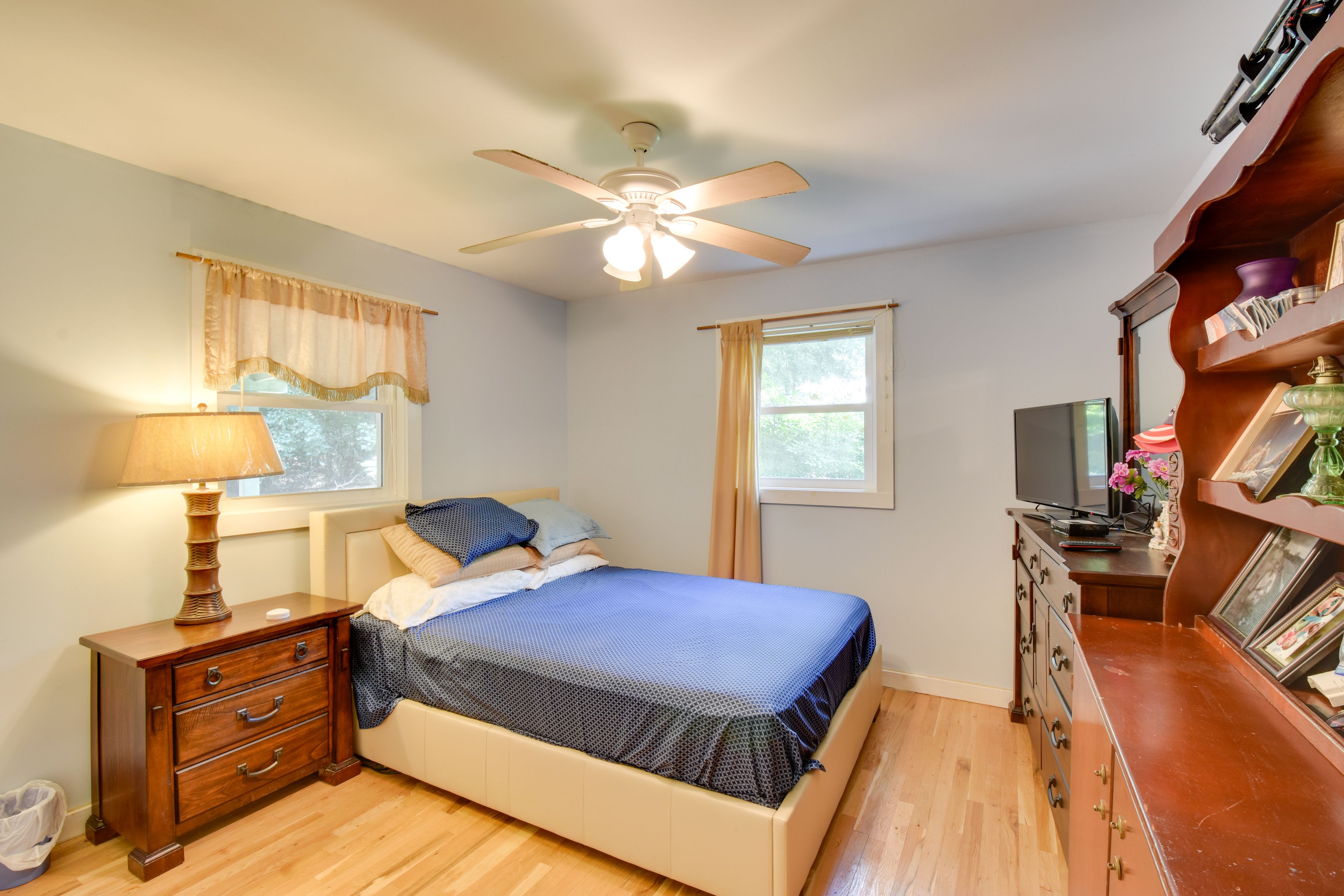 Bedroom 2 | Queen Bed | Flat-Screen TV w/ Cable