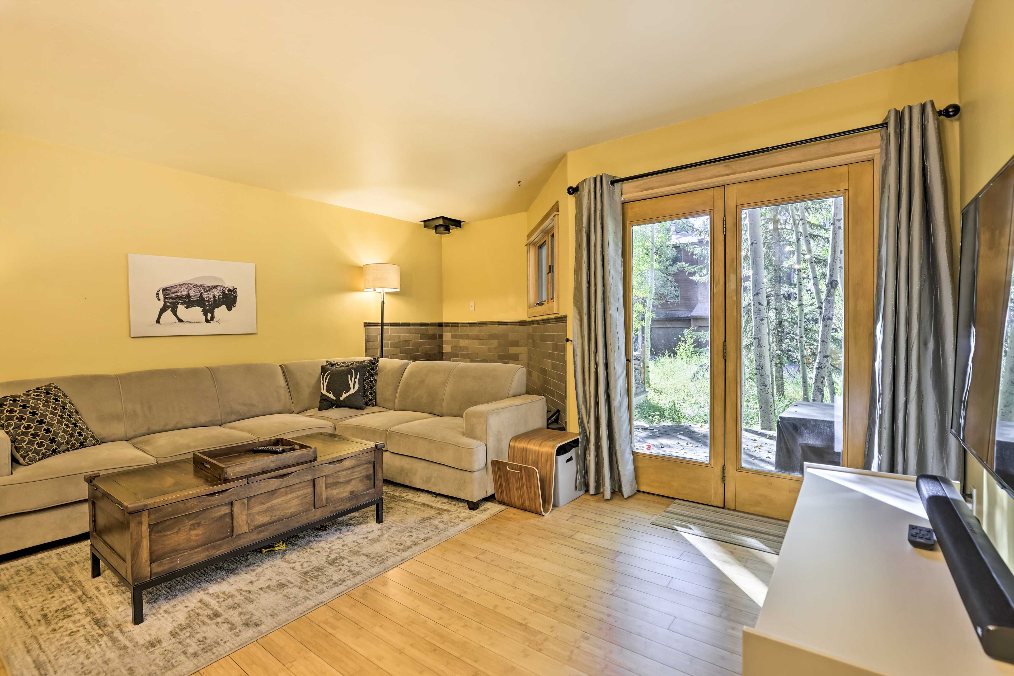 Living Room | Deck Access
