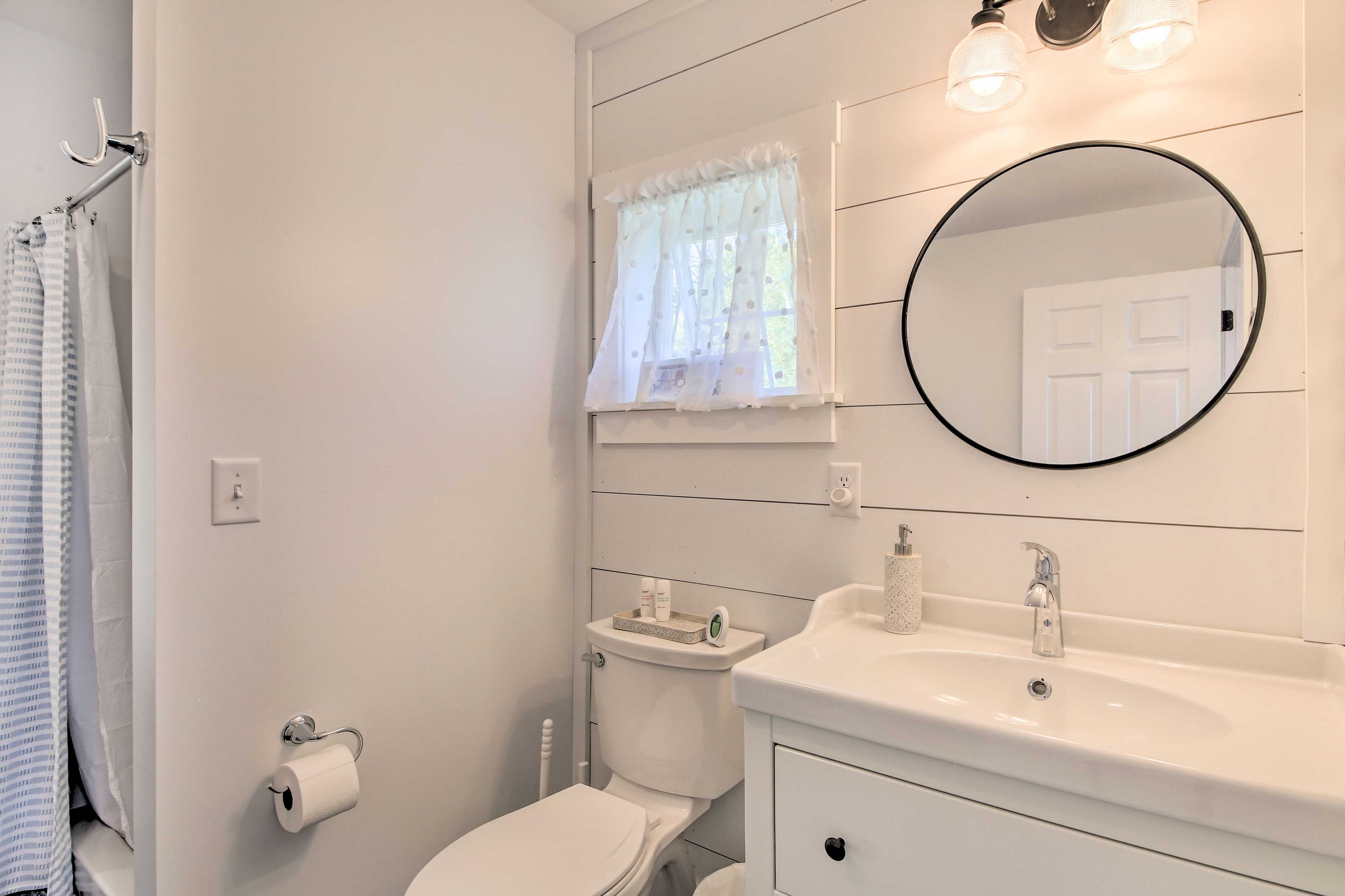 Full Bath | Complimentary Toiletries