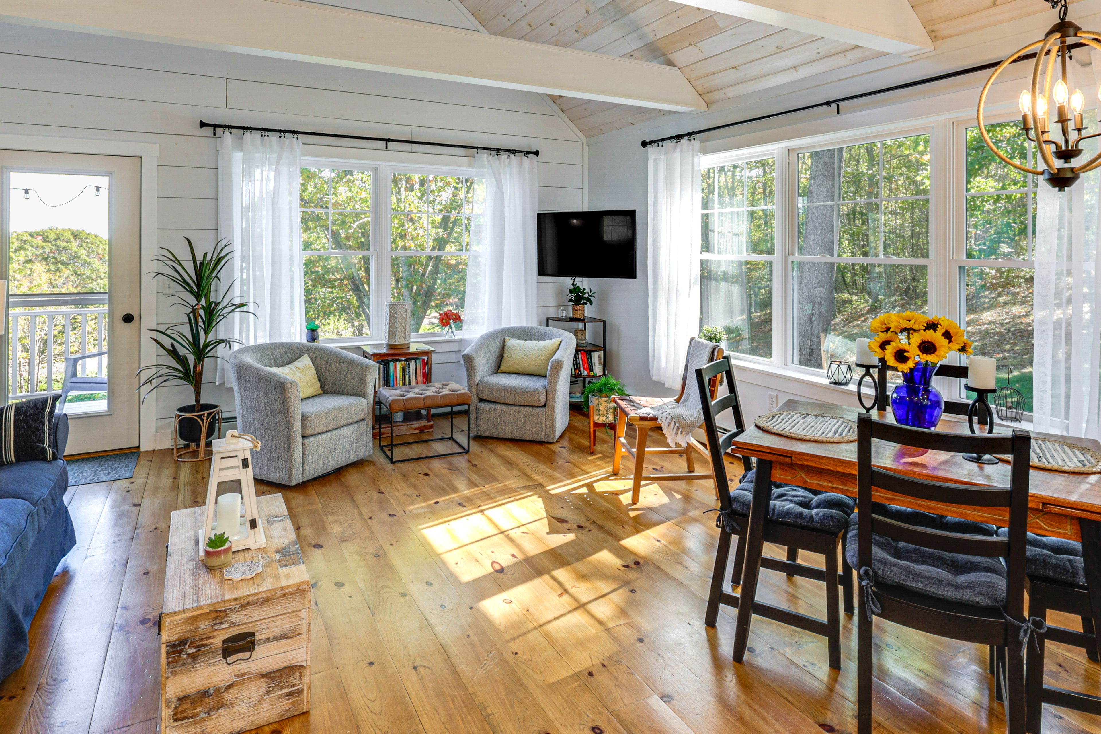 Living Room | Smart TV | Board Games | Books