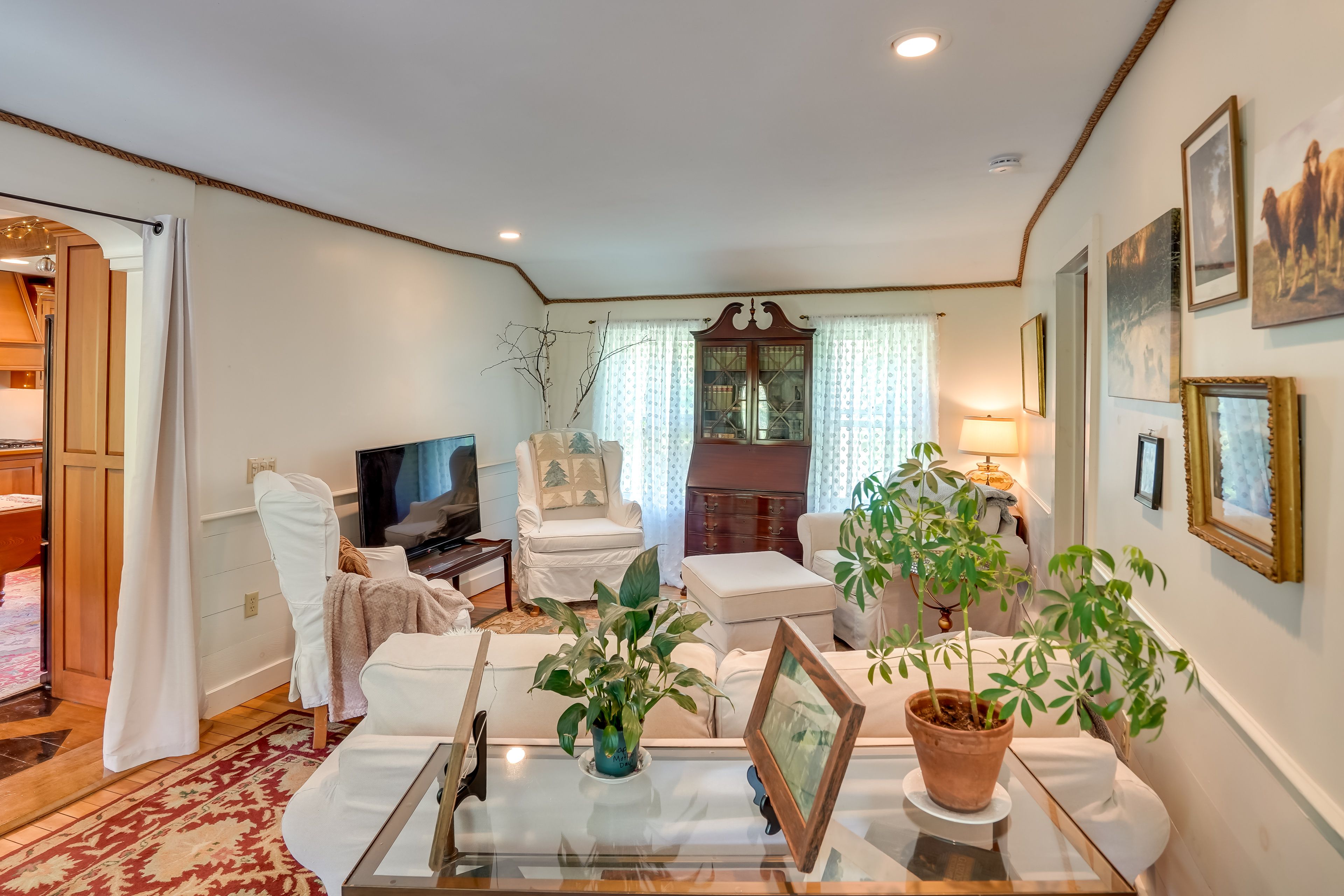 Living Room | 1st Floor | Smart TV | Free WiFi | Central Heating