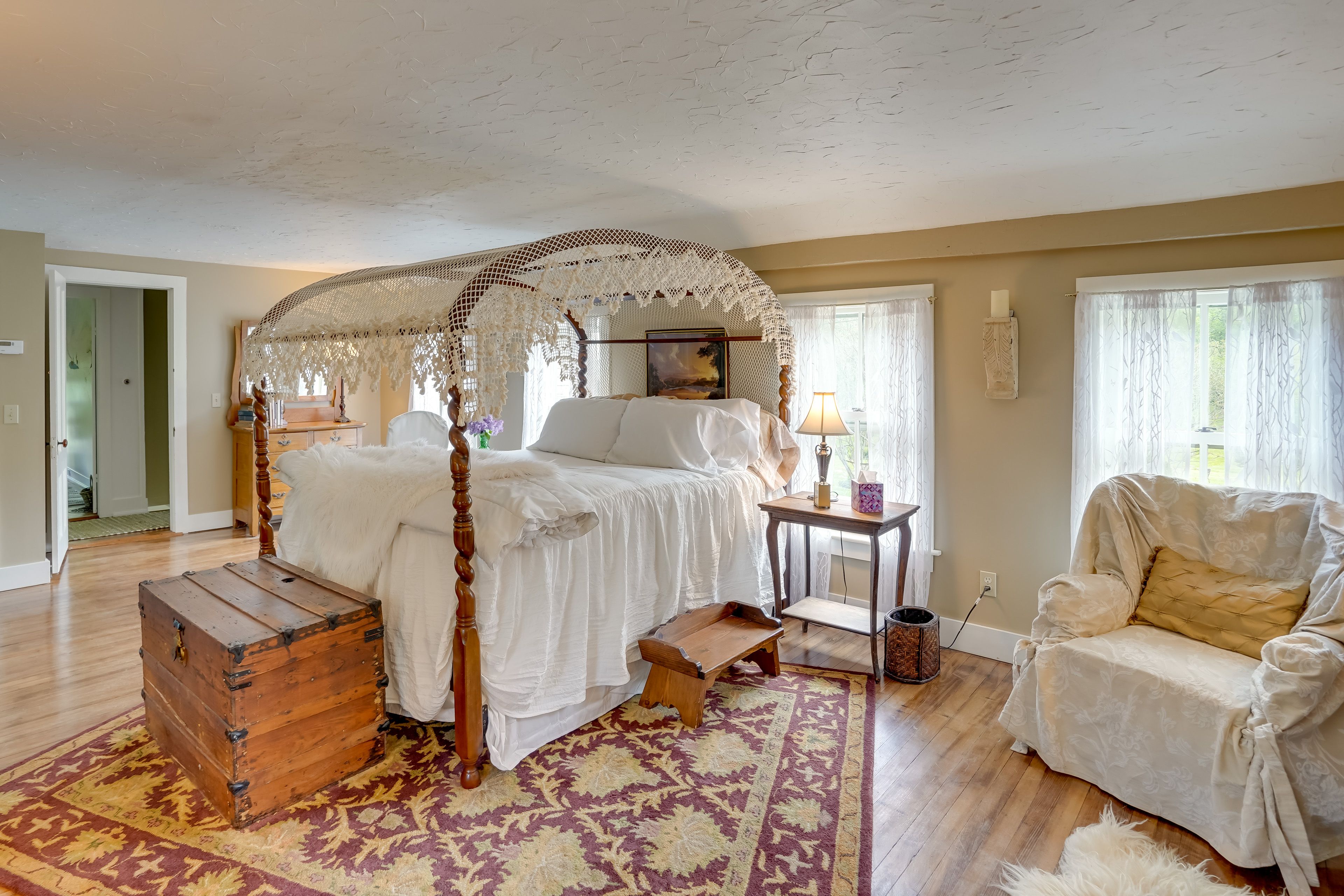 Bedroom 1 | Queen Bed | 2nd Floor | Smart TV