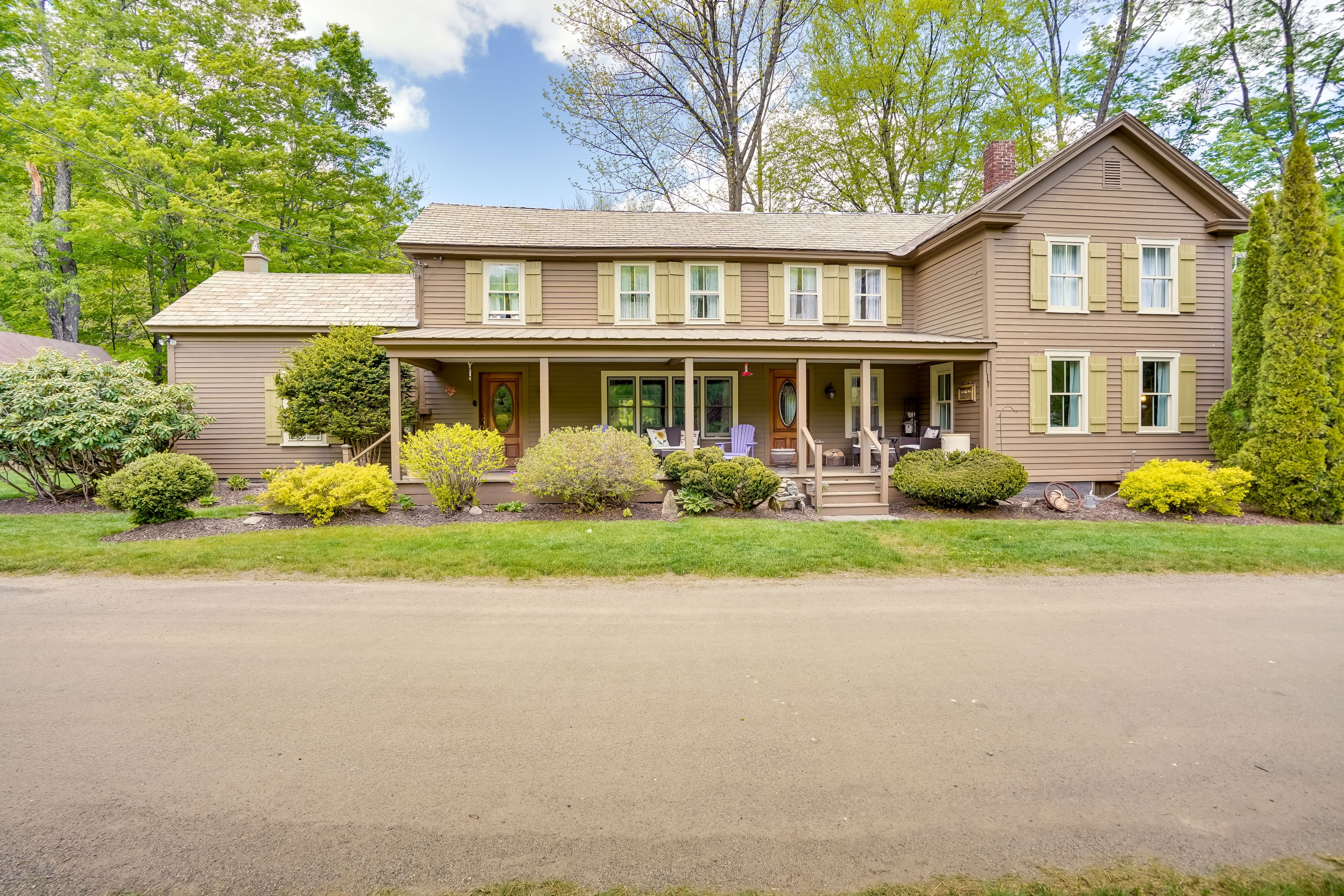 Property Exterior | Driveway (4 Vehicles)