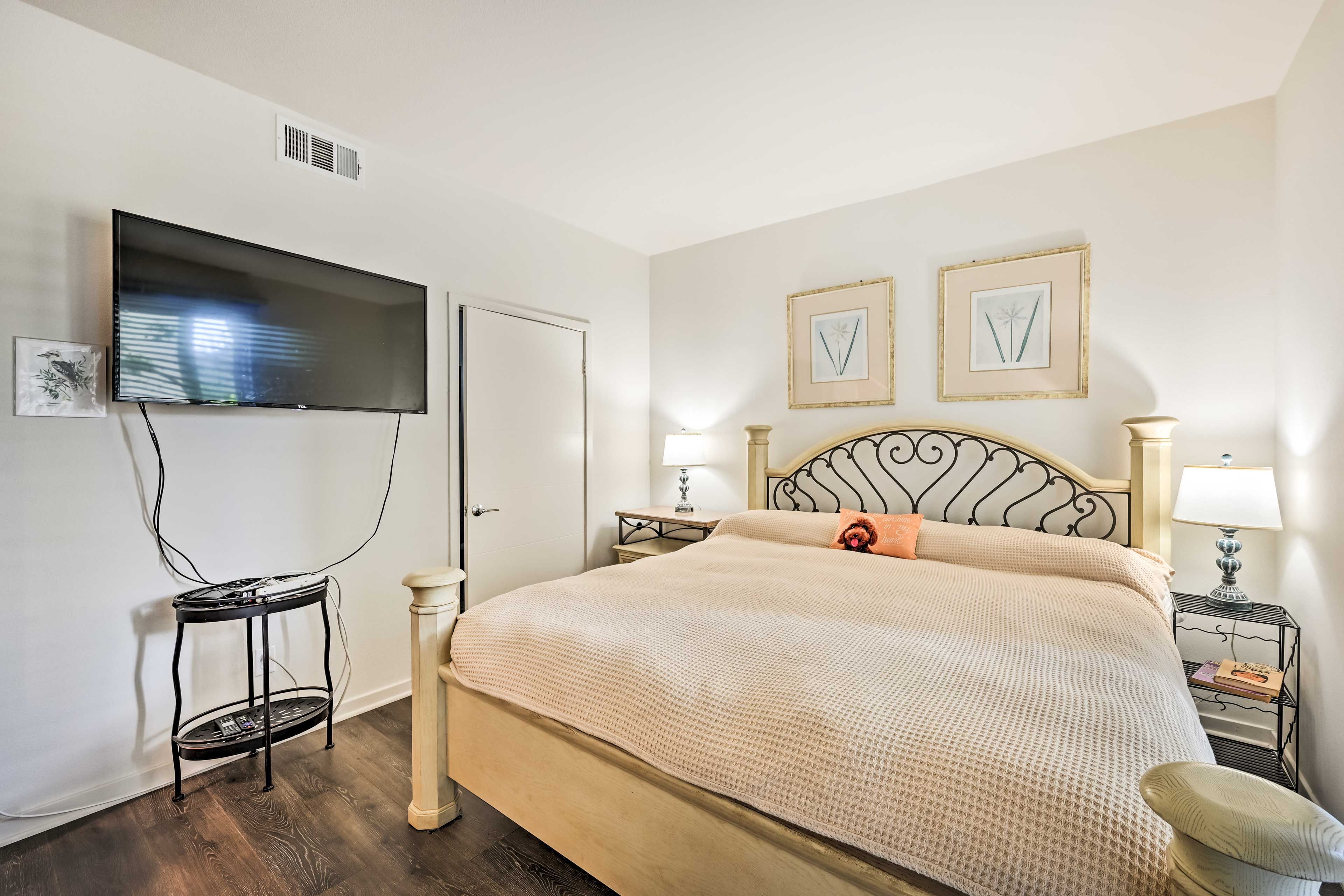 Bedroom 1 | King Bed | Linens Provided | Smart TV w/ Cable