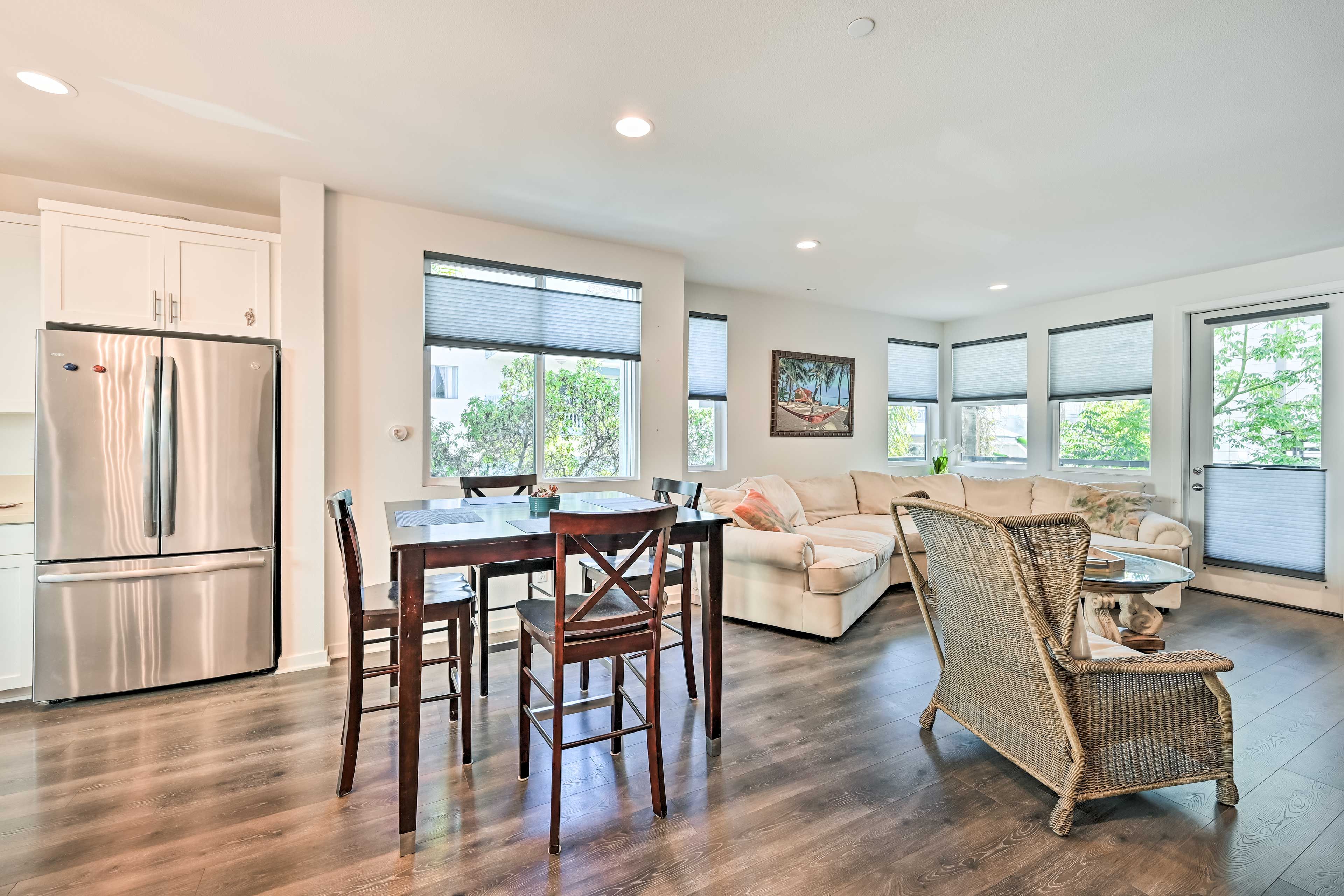 Living Room | Smart TV w/ Cable