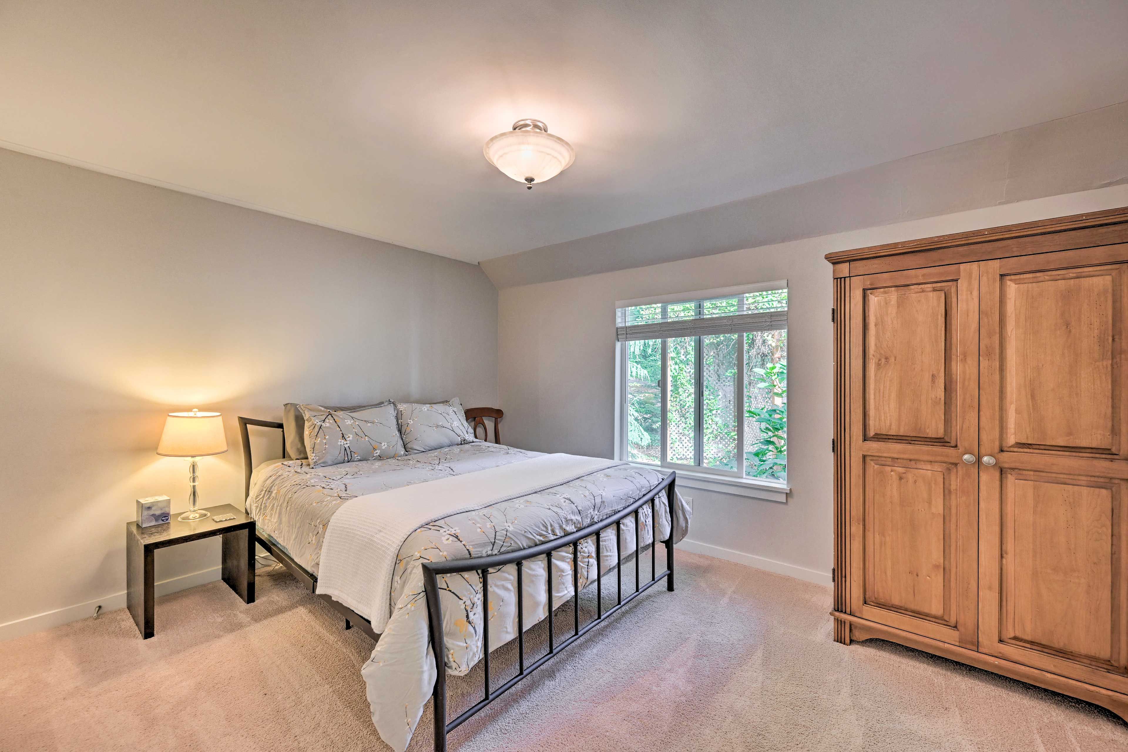 Bedroom 1 | Queen Bed