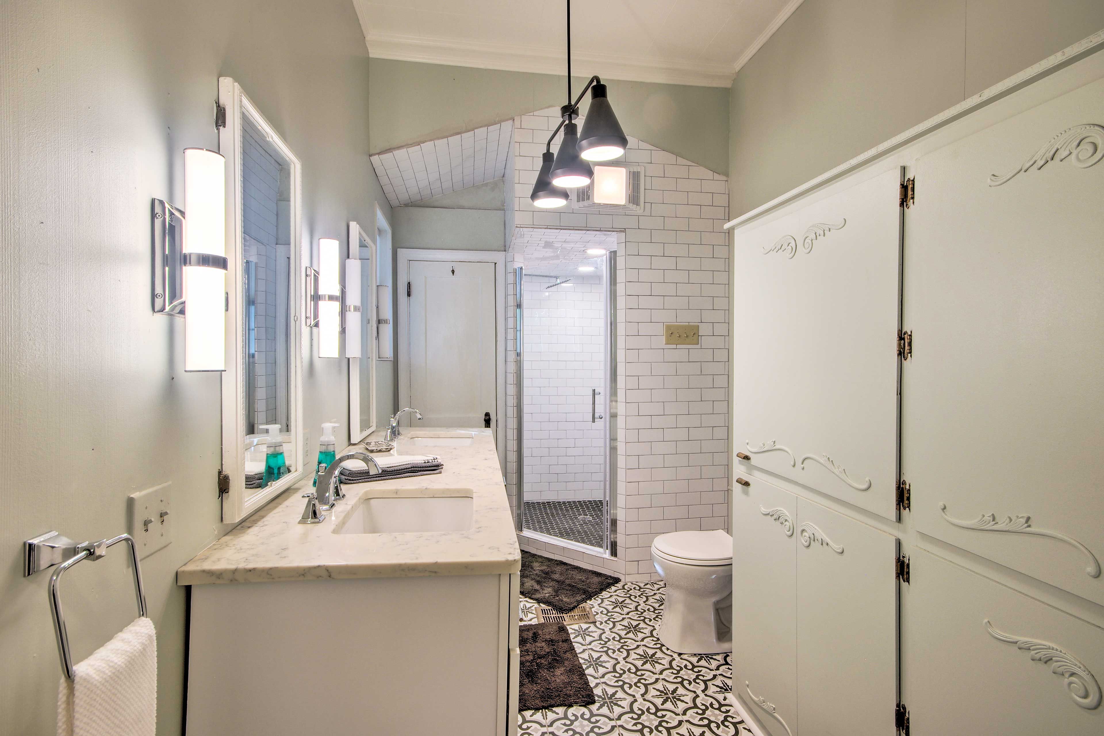 Full Bathroom | 1st Floor | Complimentary Toiletries | Towels Provided