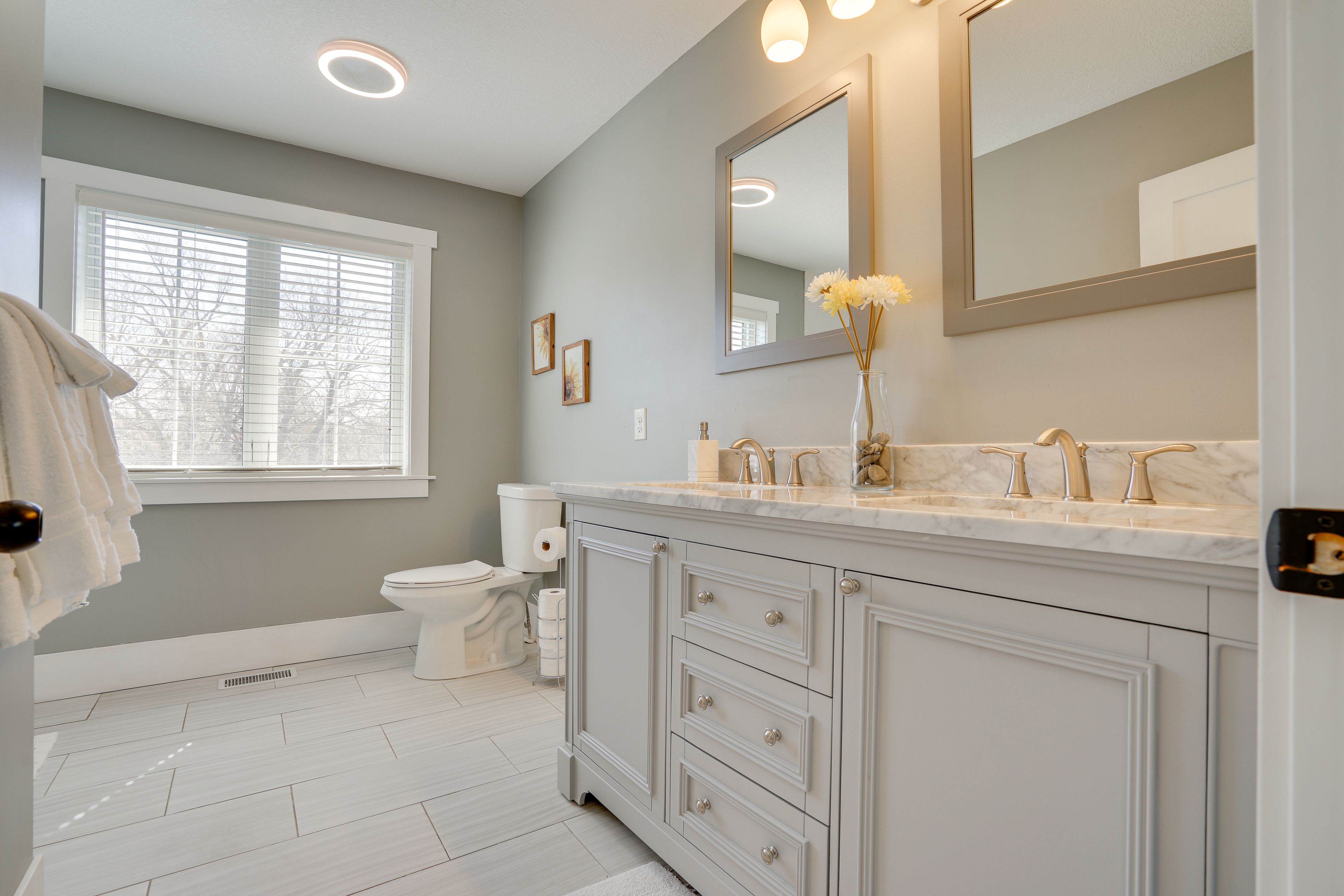 En-Suite Bathroom | Upper Level | Towels Provided | Complimentary Toiletries