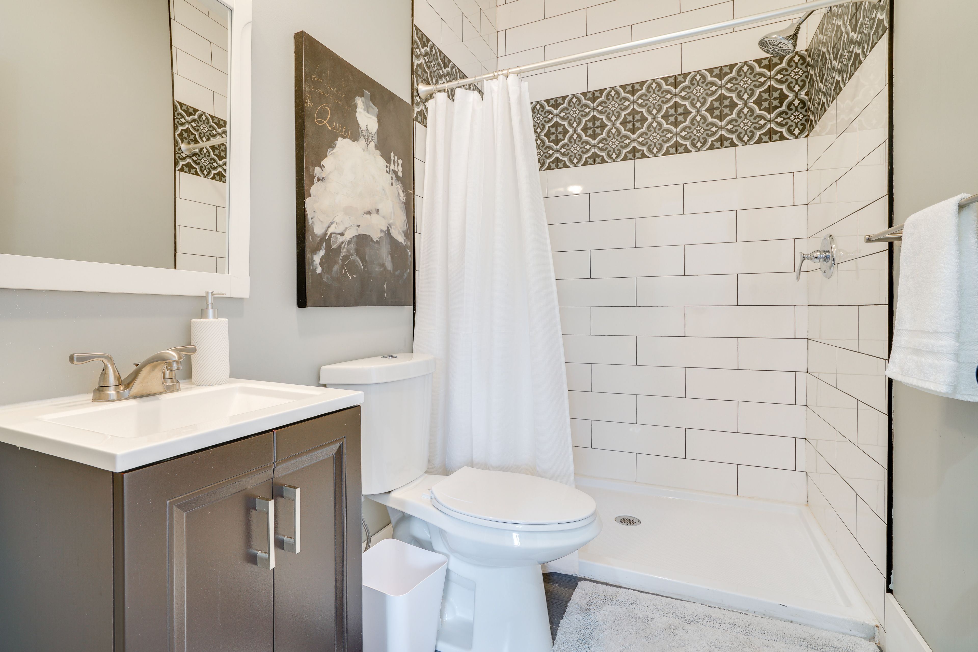 Full Bathroom | Lower Level | Towels Provided | Complimentary Toiletries