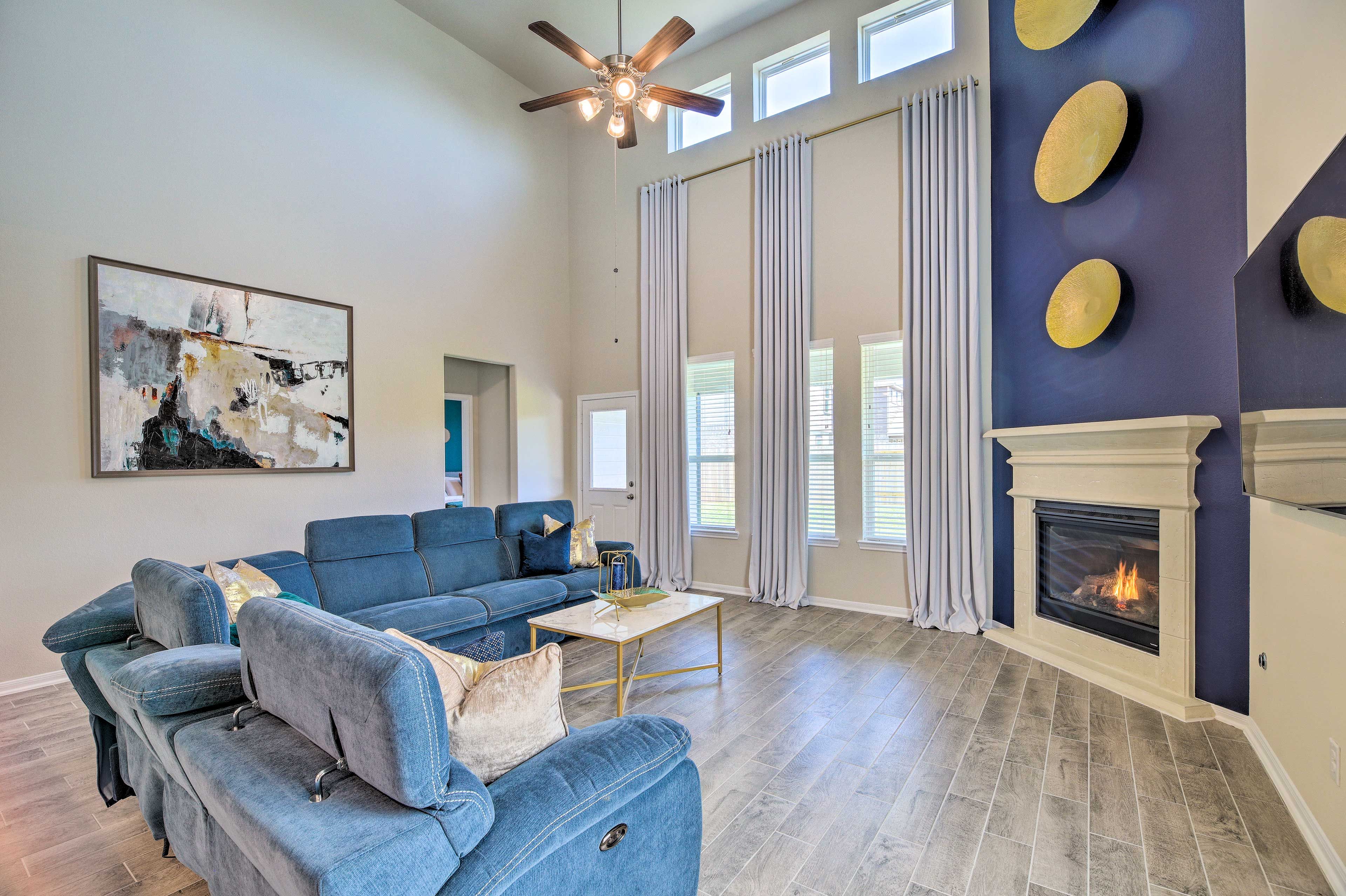 Living Room | Fireplace | Free WiFi | Smart TV