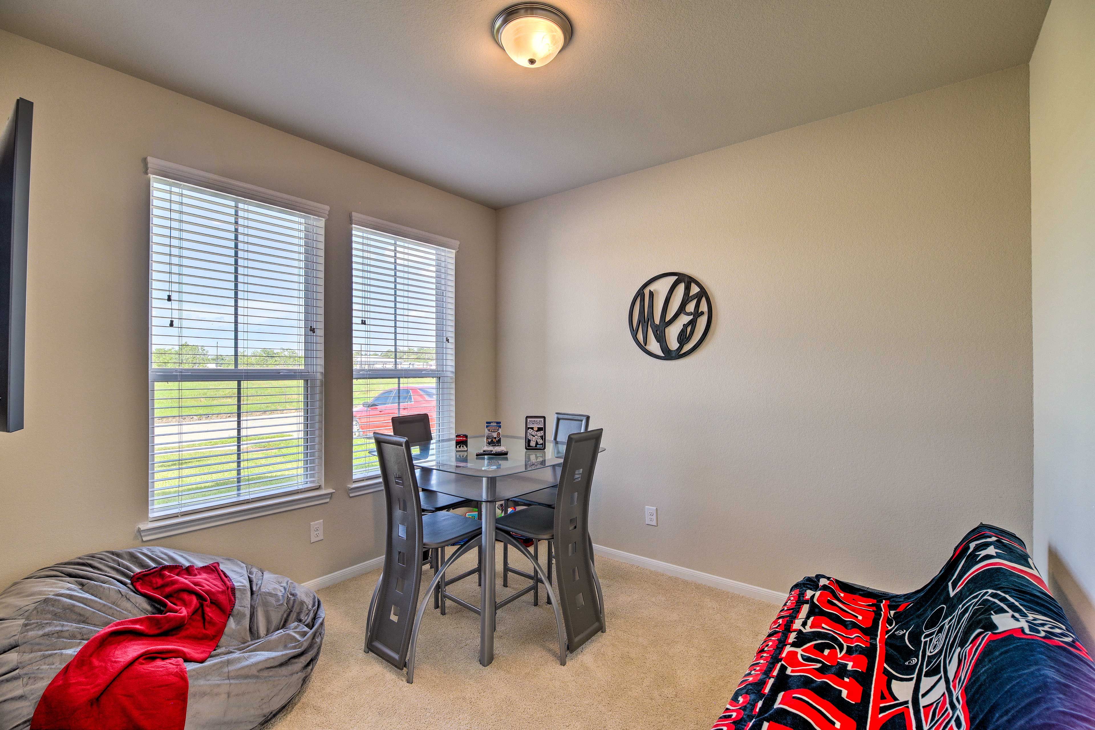 Game Room | Sleeper Sofa | Smart TV
