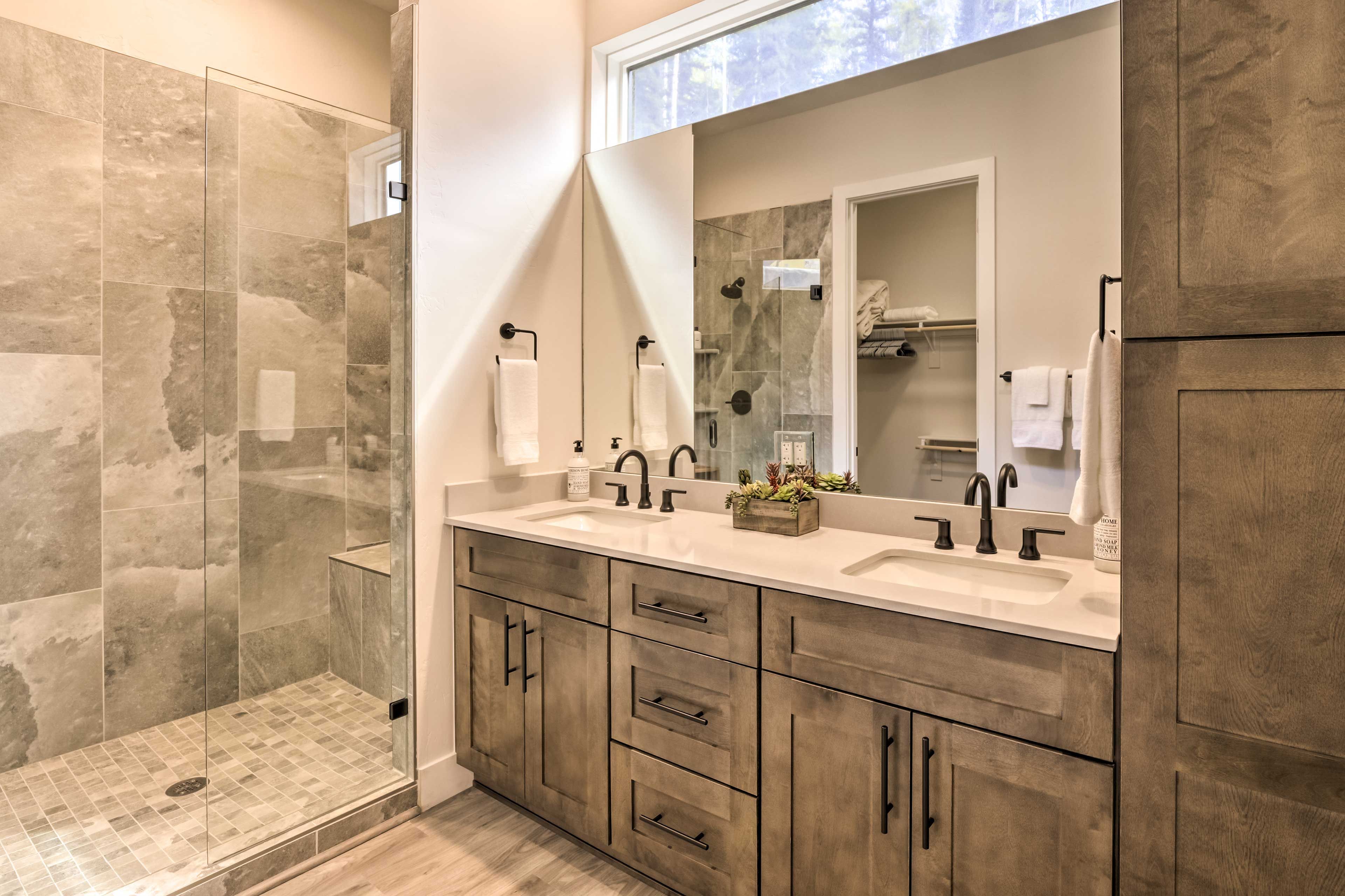 Full Bathroom | Towels Provided