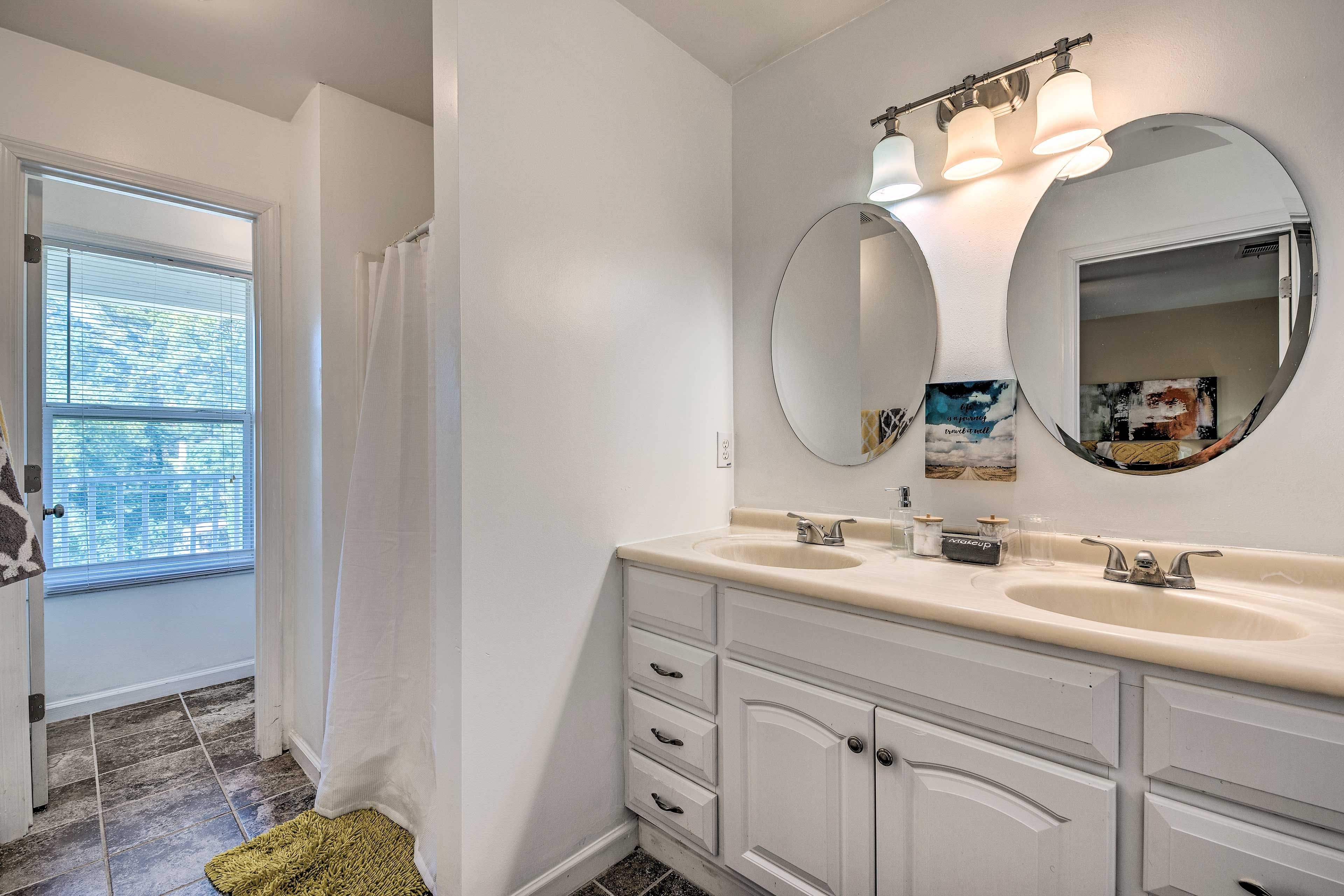 Full Bathroom | 2nd Floor | Towels Provided