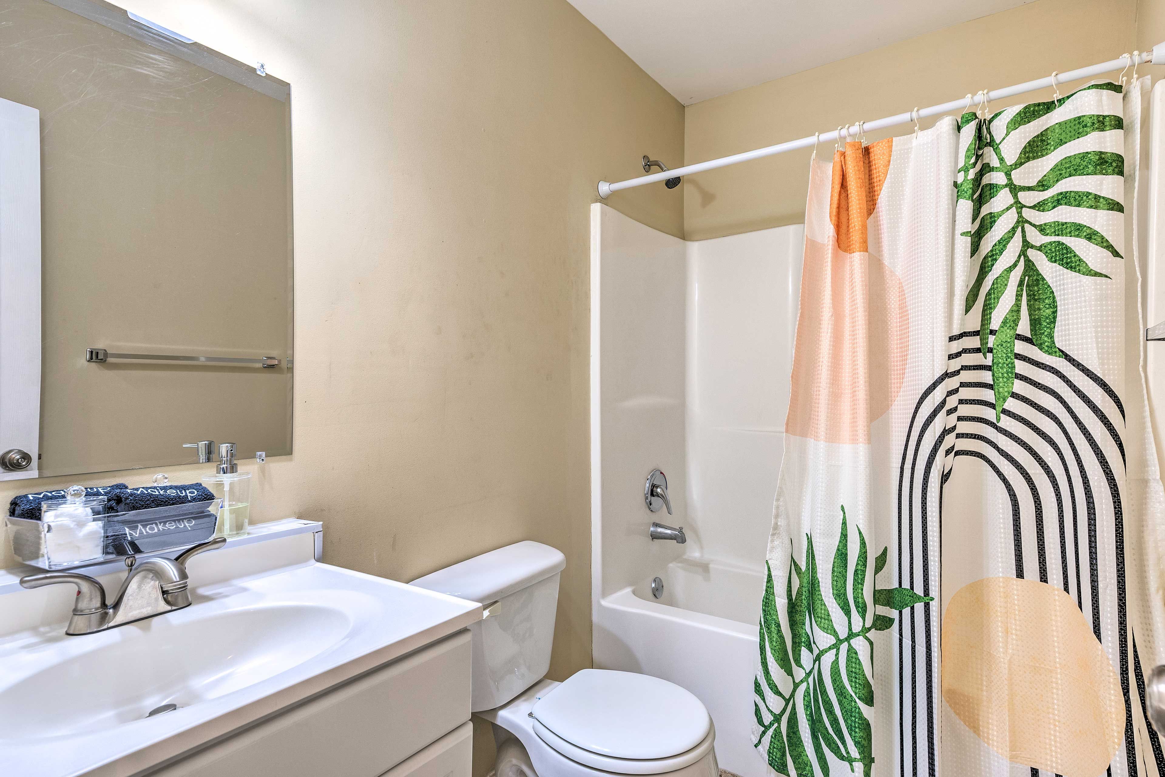 Full Bathroom | 2nd Floor | Shower/Tub Combo