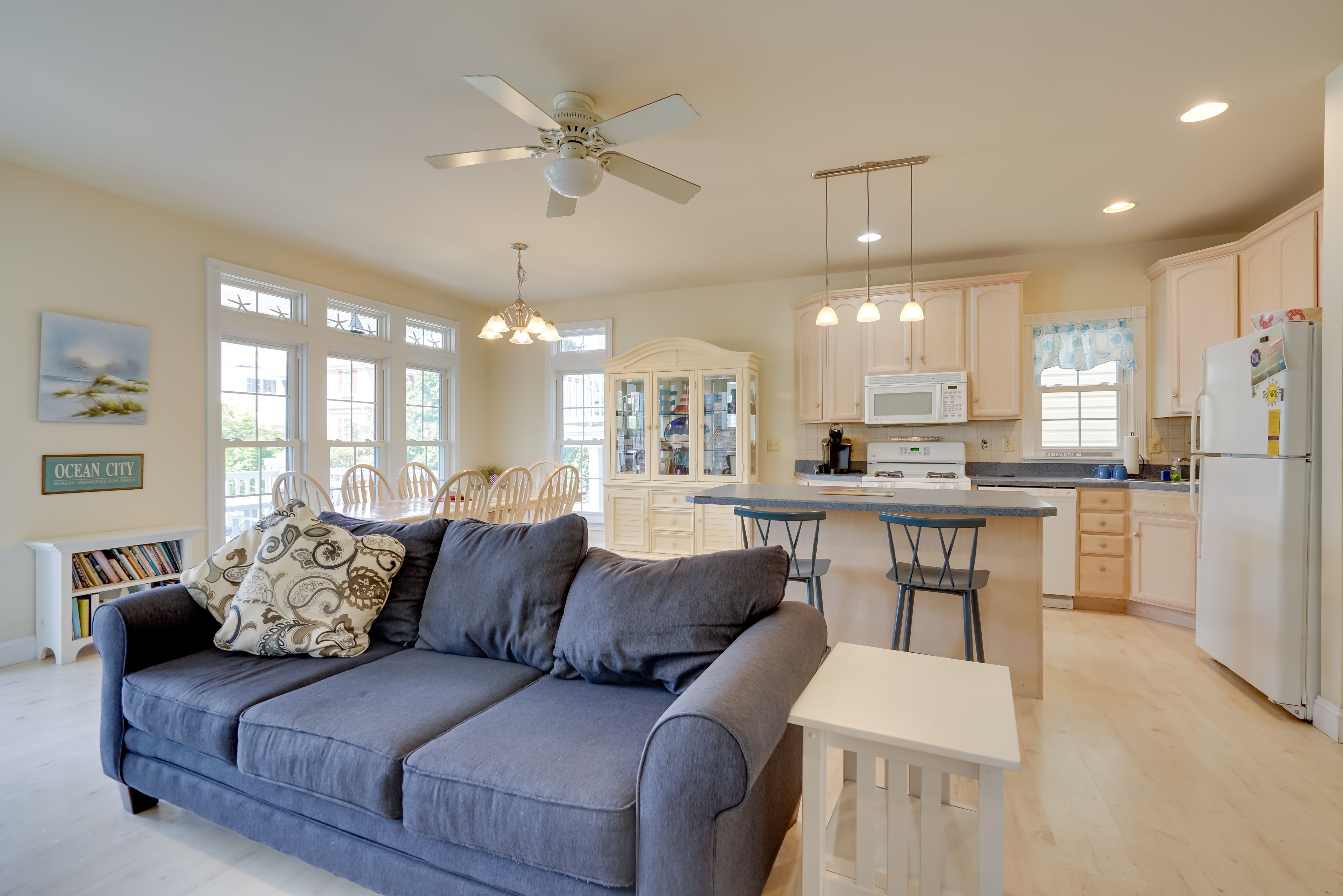 Living Room | Free WiFi | Flat-Screen TV w/ Cable
