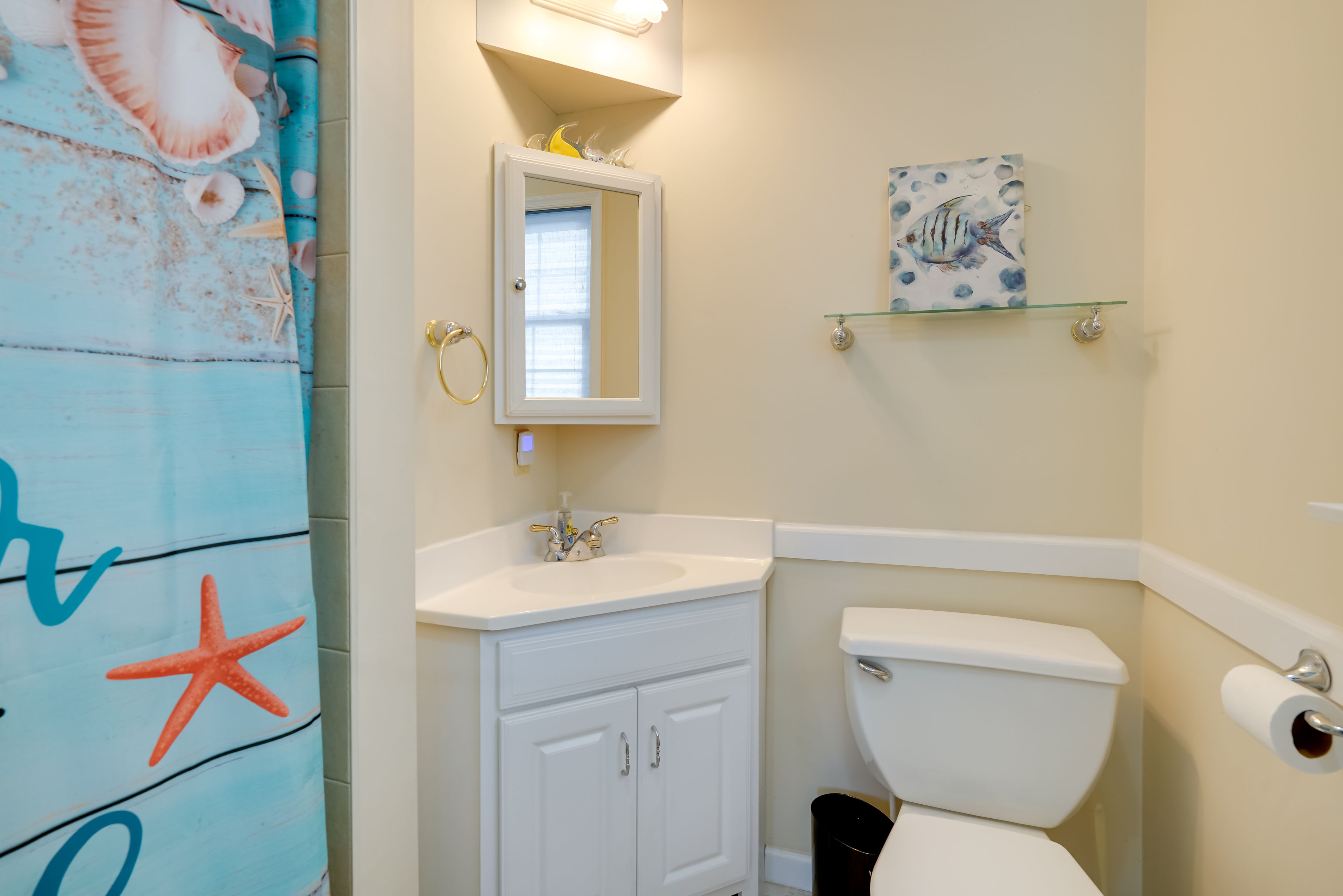 Full Bathroom | Towels Provided | Complimentary Toiletries