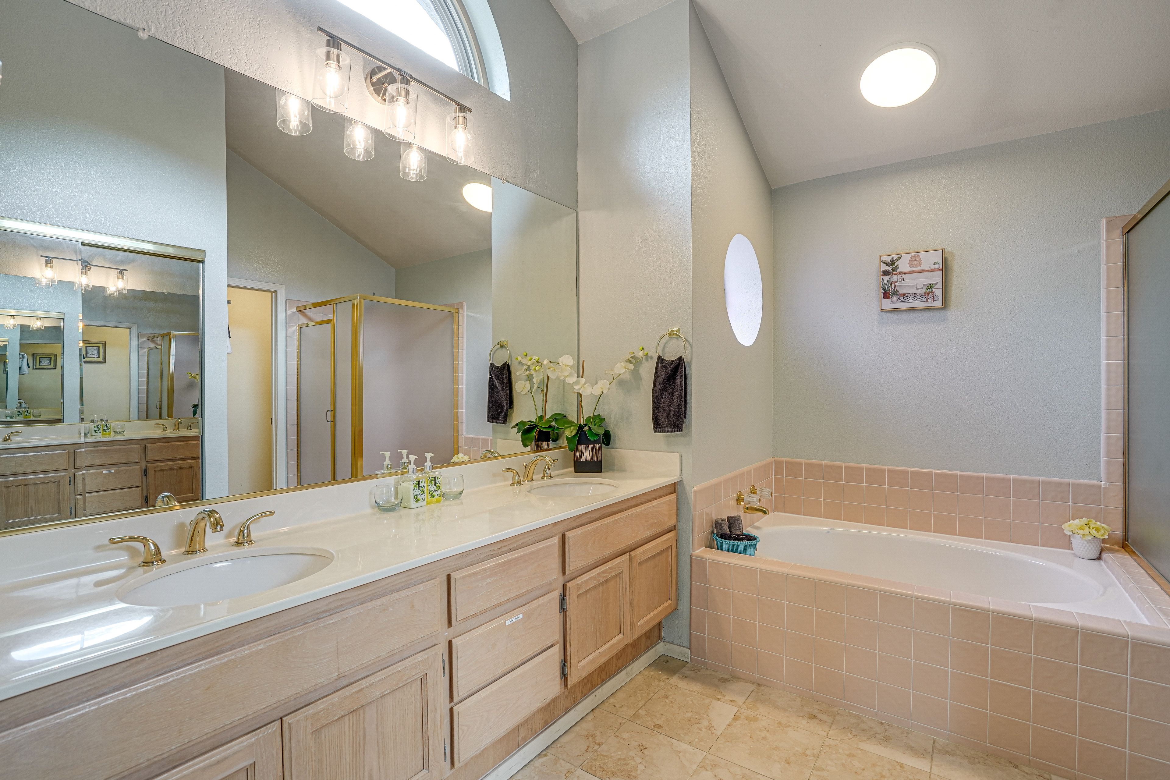 En-Suite Bathroom | 2nd Floor