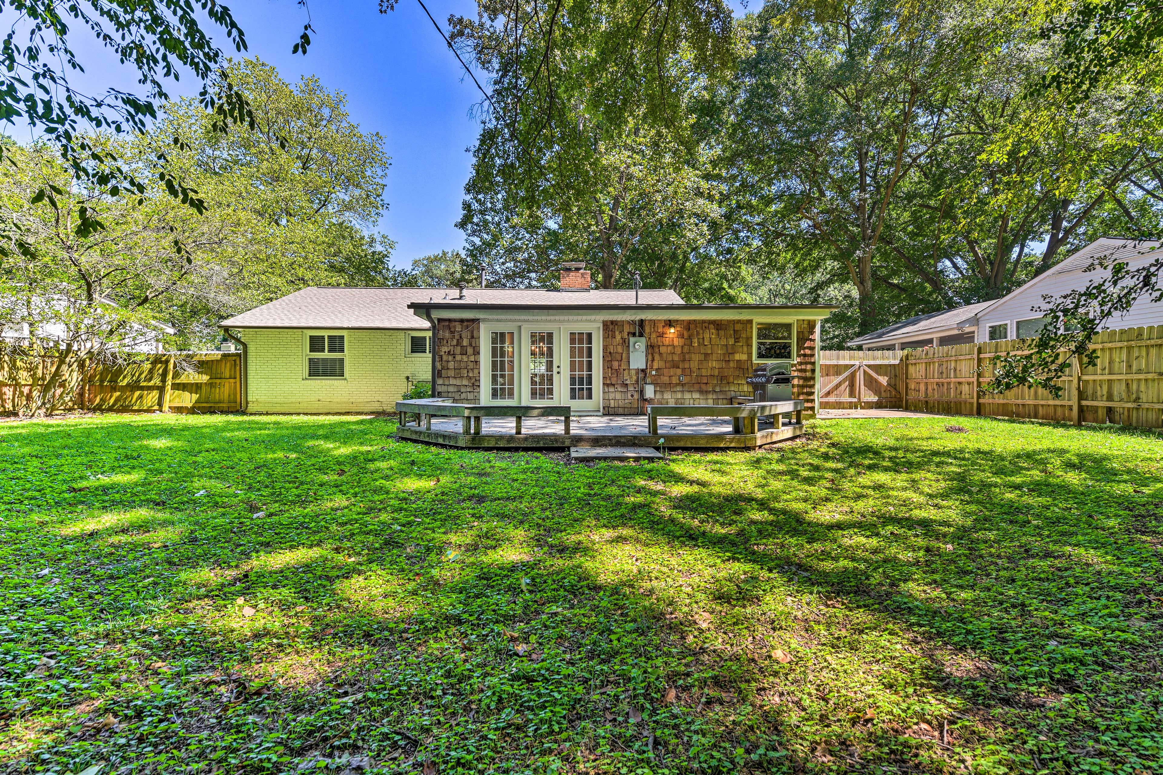 Fenced Backyard | Grill | Pet Friendly w/ Fee
