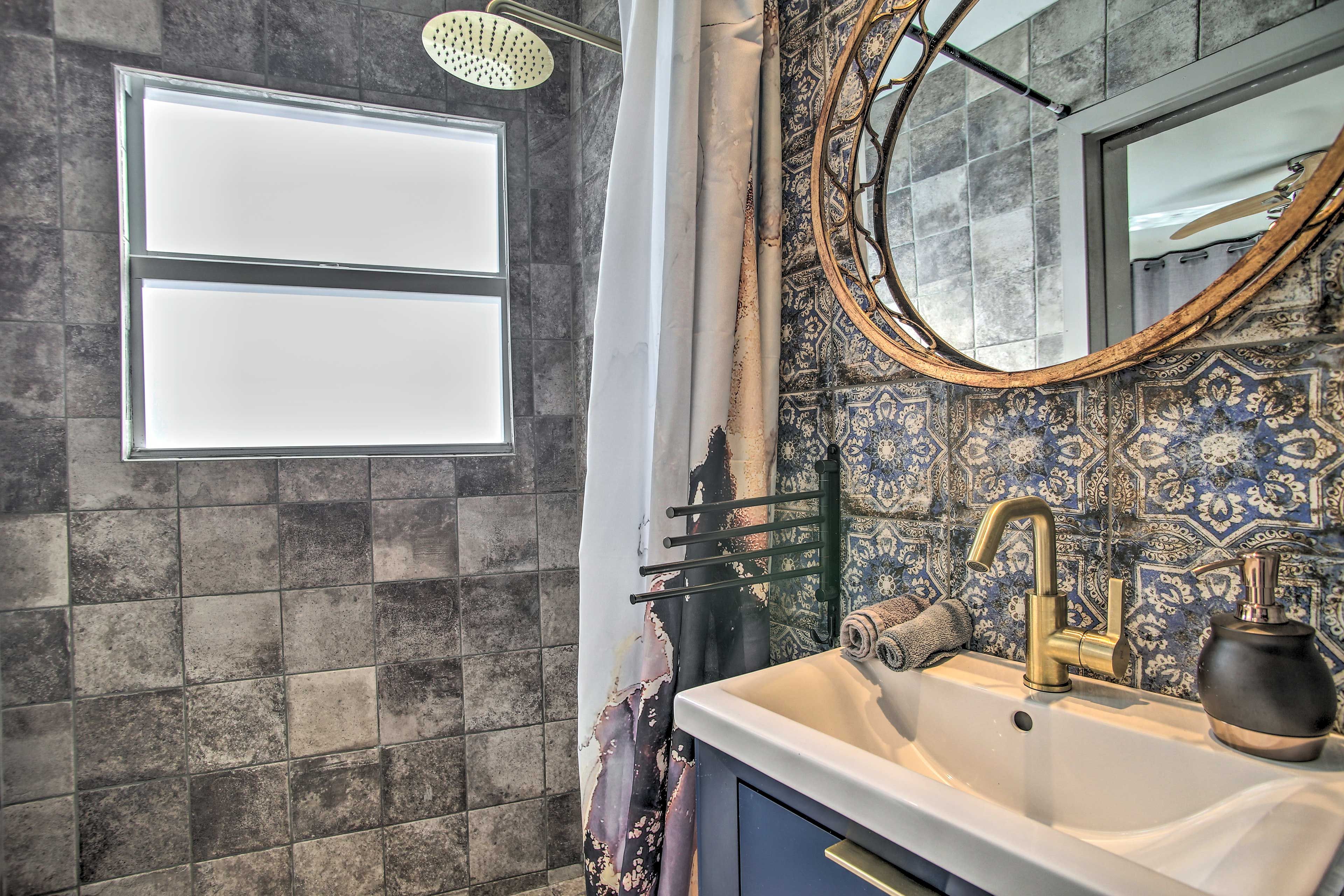 Full Bathroom | Towels Provided