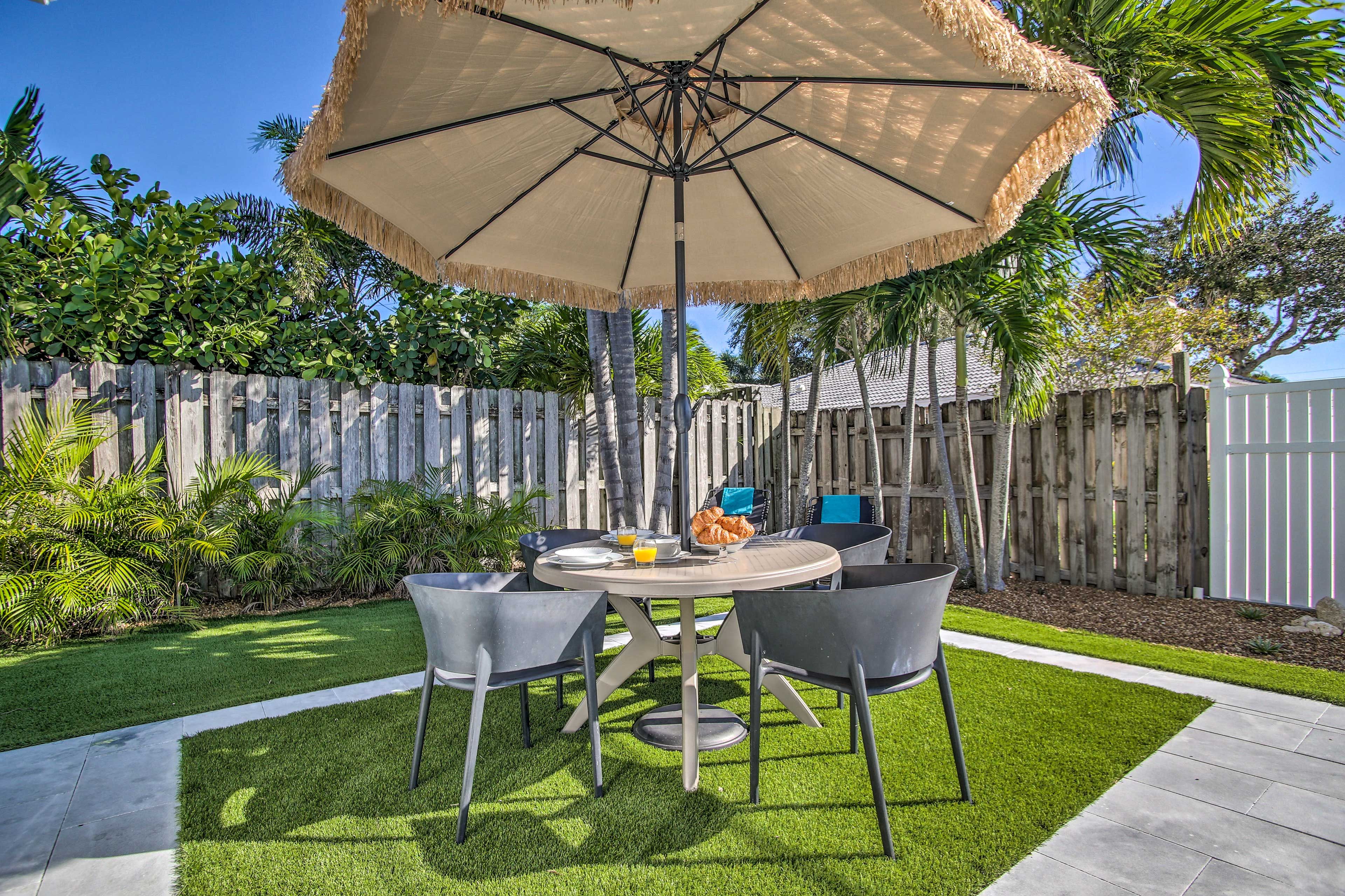 Dining Area | Outdoor Pool