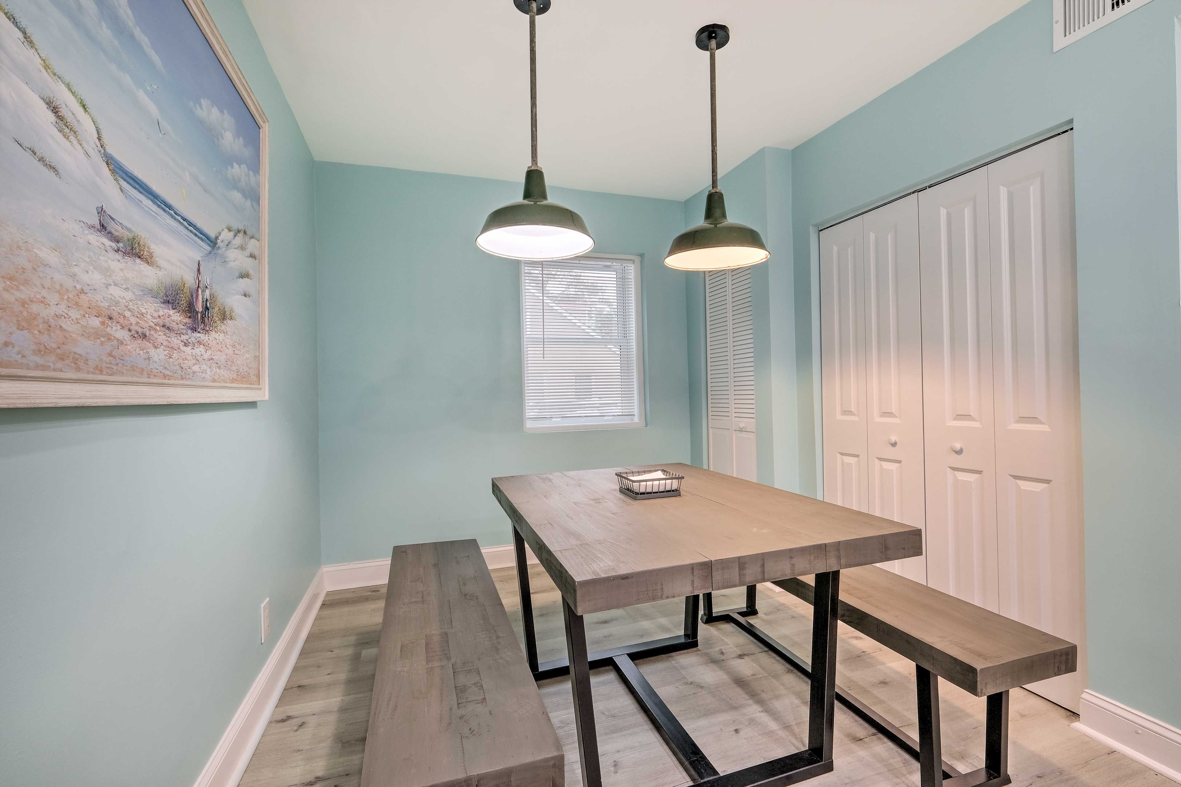 Dining Area | Dishware & Flatware Provided