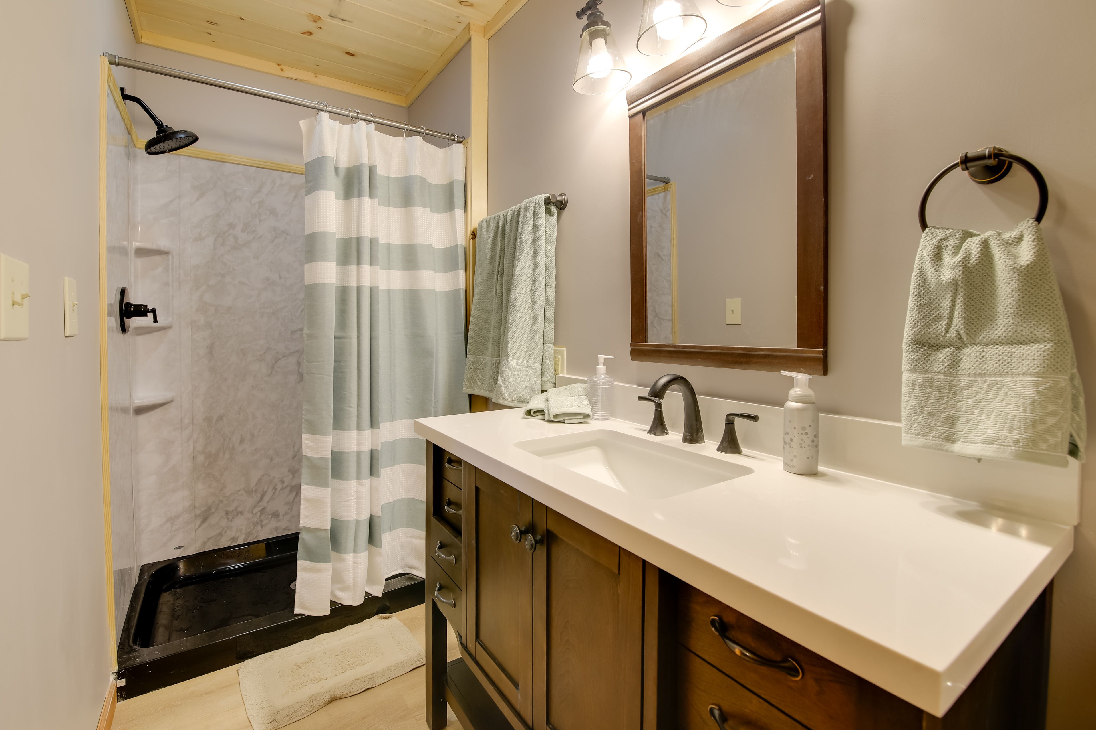 En-Suite Bathroom | Towels Provided